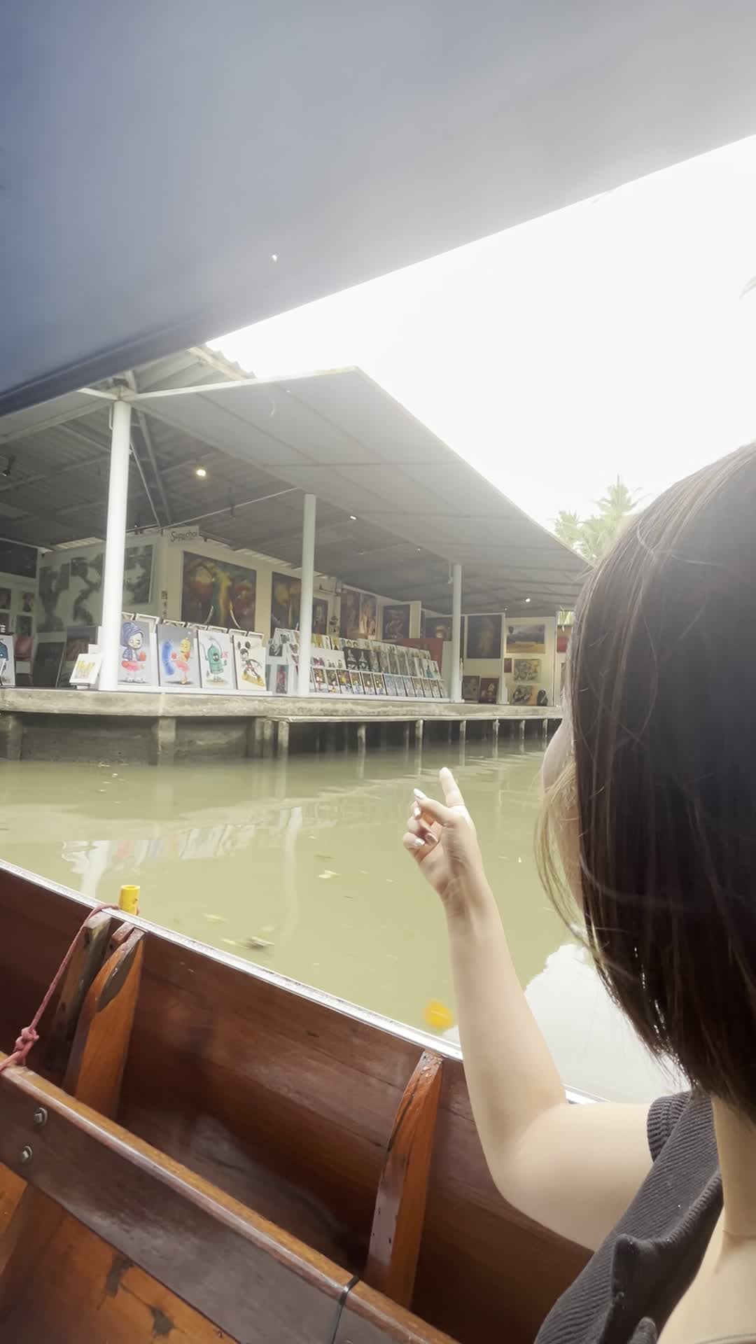 ボートの上からお店を眺める様子