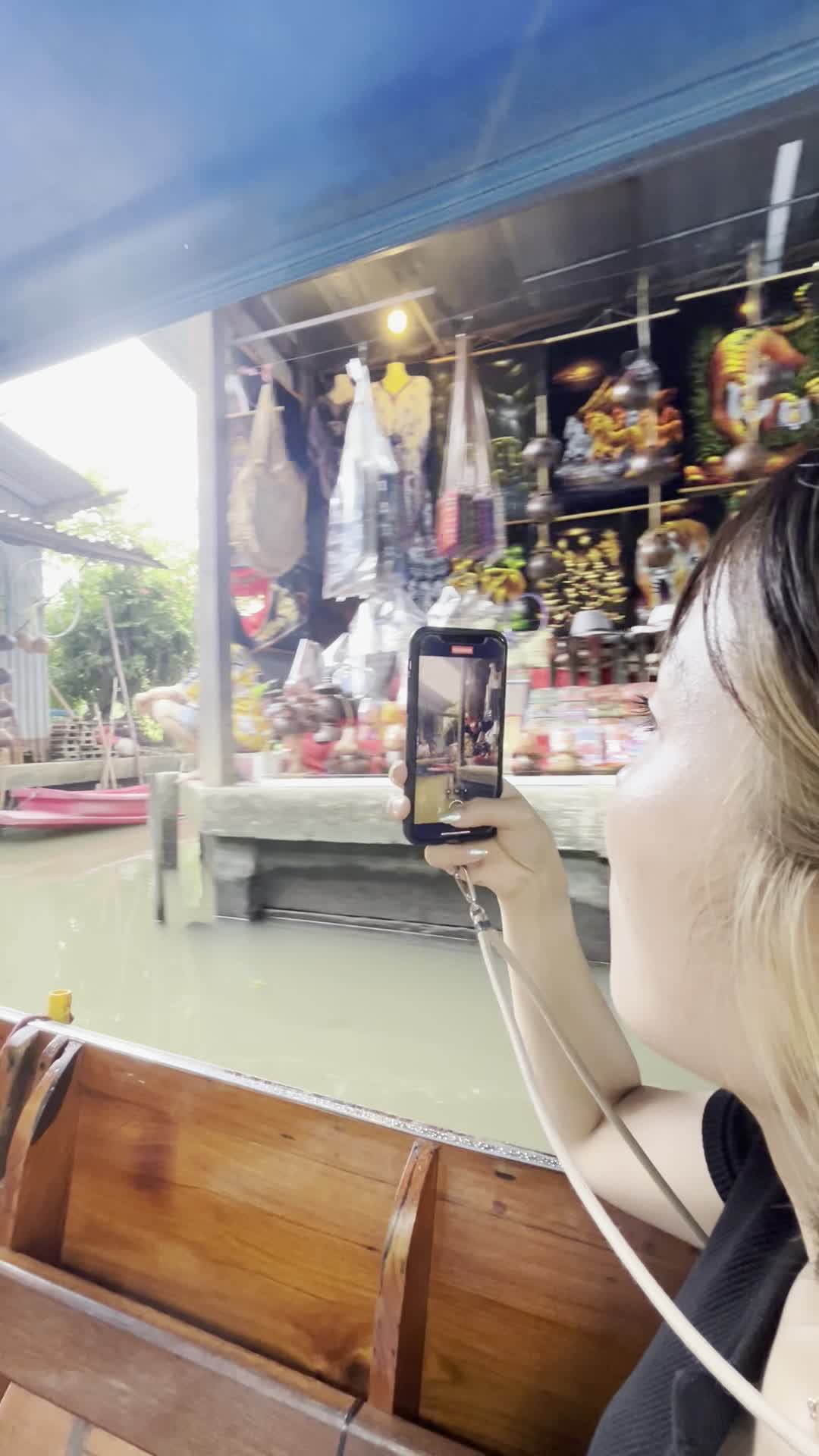 ボートの上から撮影する様子