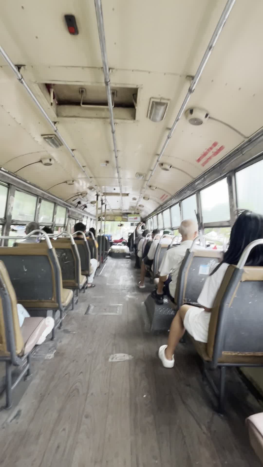 バスが揺れる様子