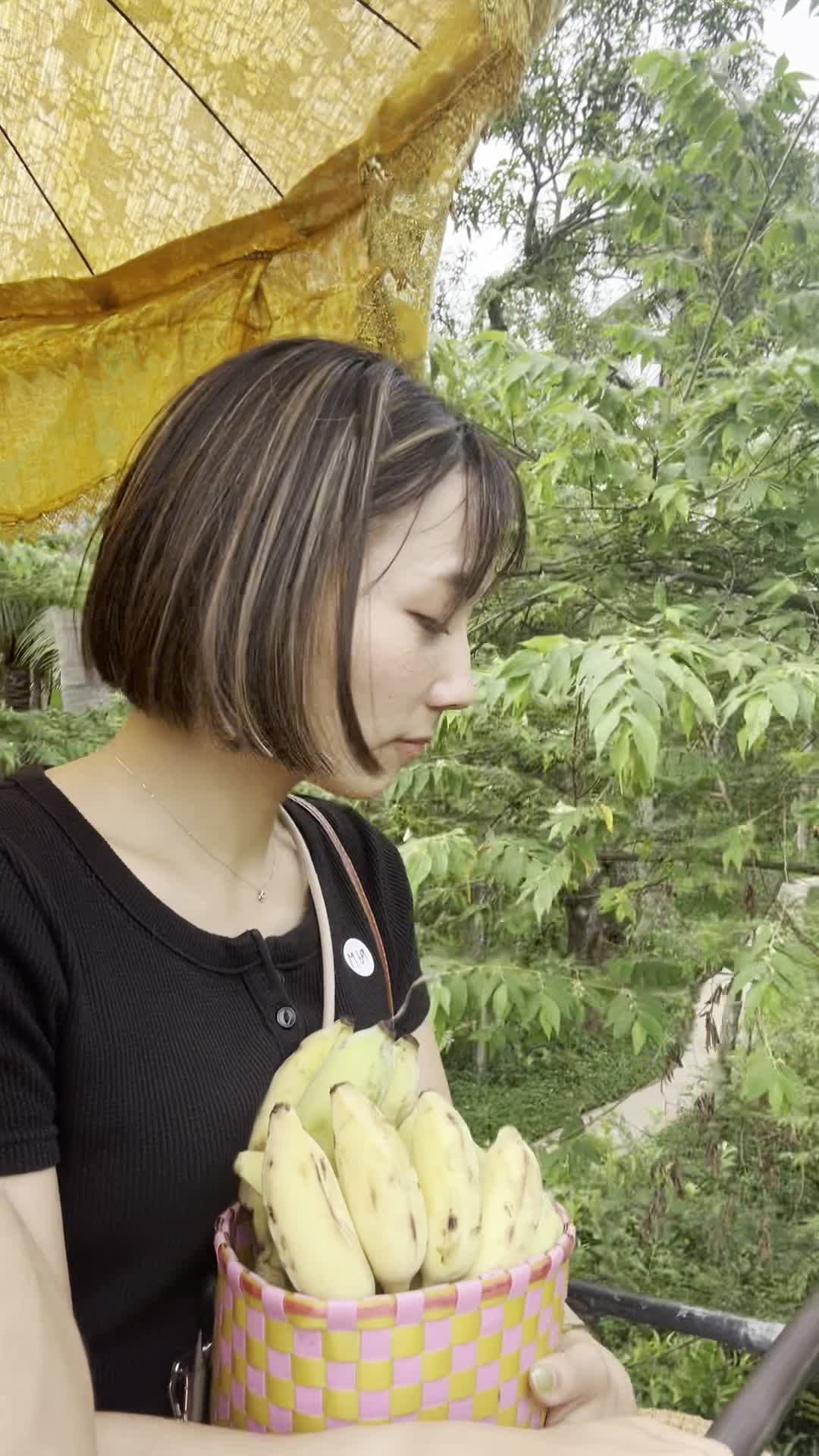 バナナを落とすまいと抱える様子（象乗り中）