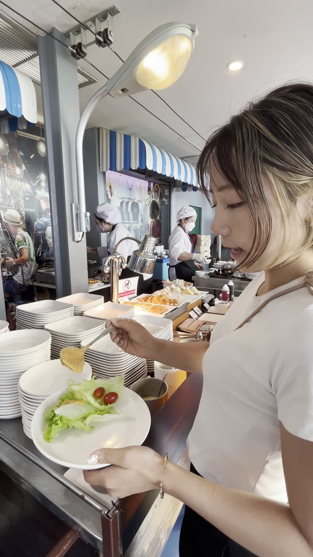 サラダにドレッシングをかける様子