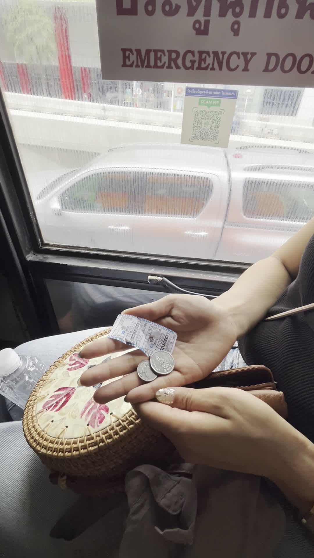 お金を握りしめる様子