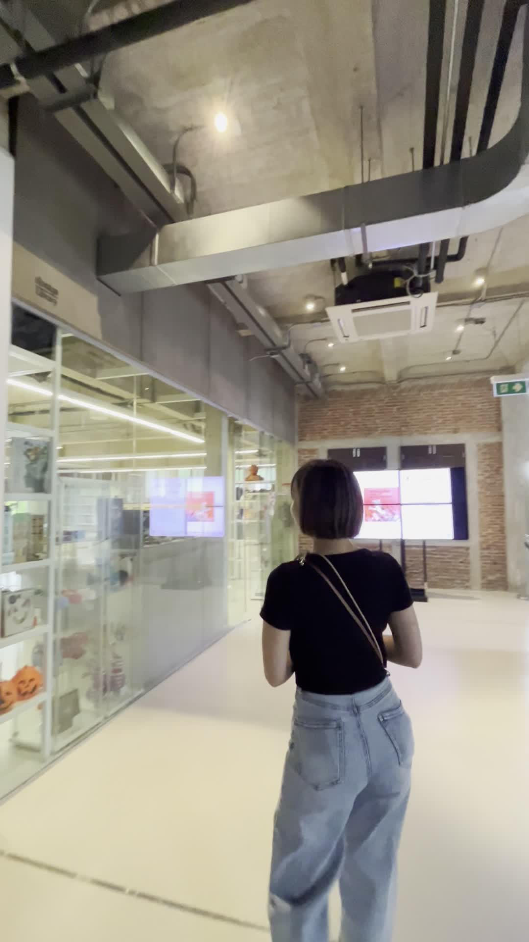 お店に入ってみる様子