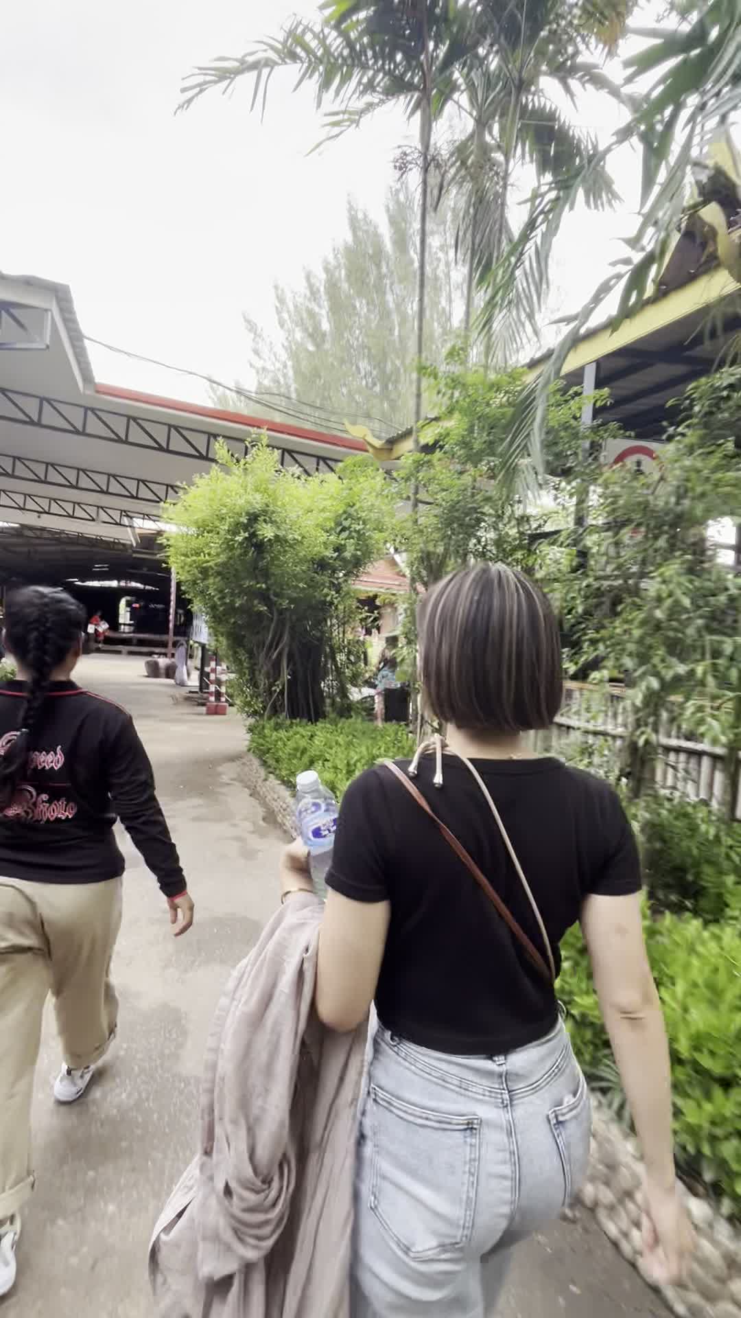 ガイドさんについていく様子