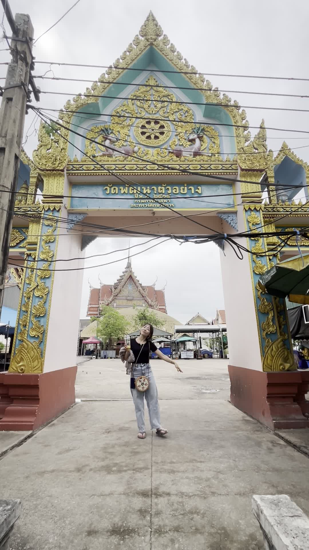 おっきな門の前でポーズ