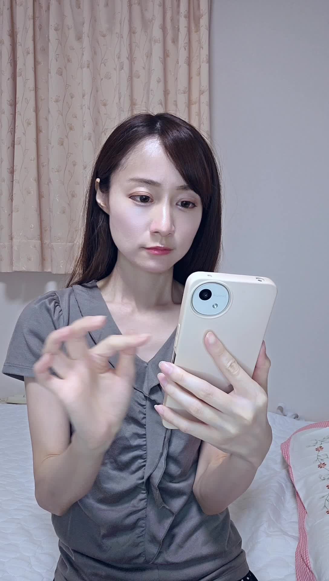 スマホの画面を横にスワイプしながら、じっくり悩む様子を演じる