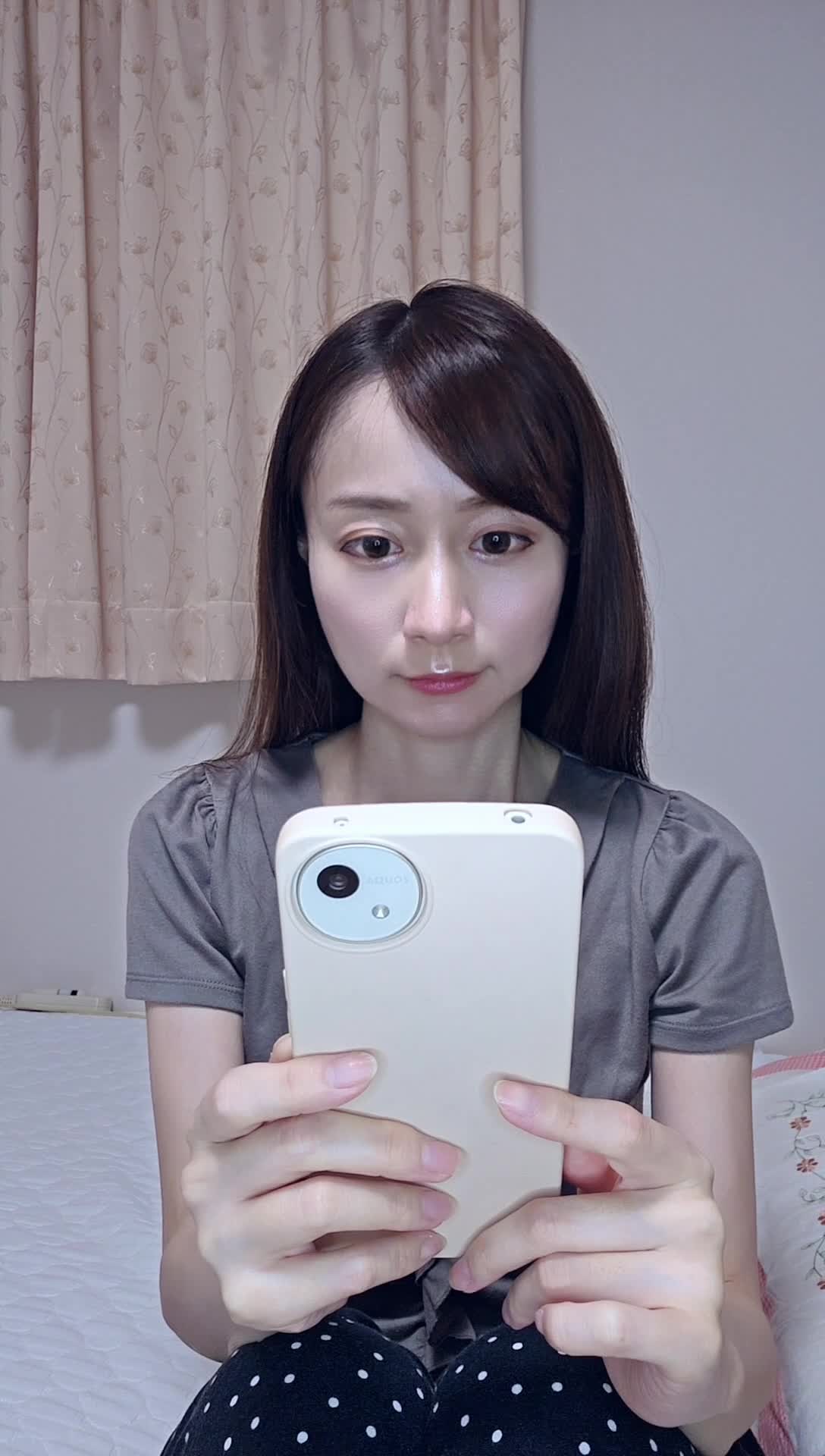 スマホを両手で持ち、AGAクリニックの評判をじっくり確認している様子