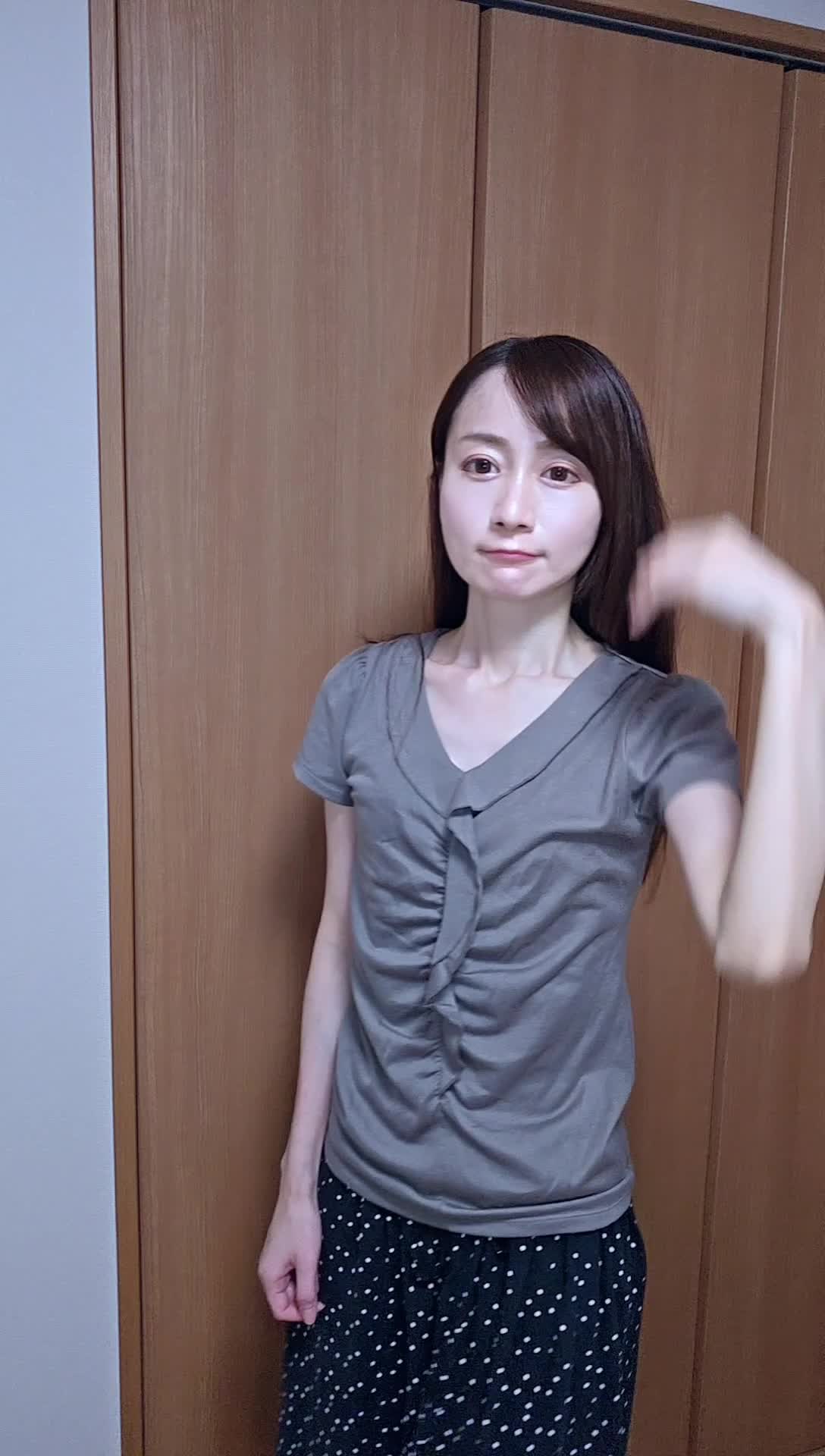 リビングで軽く歩きながら、髪を触りつつため息をつく