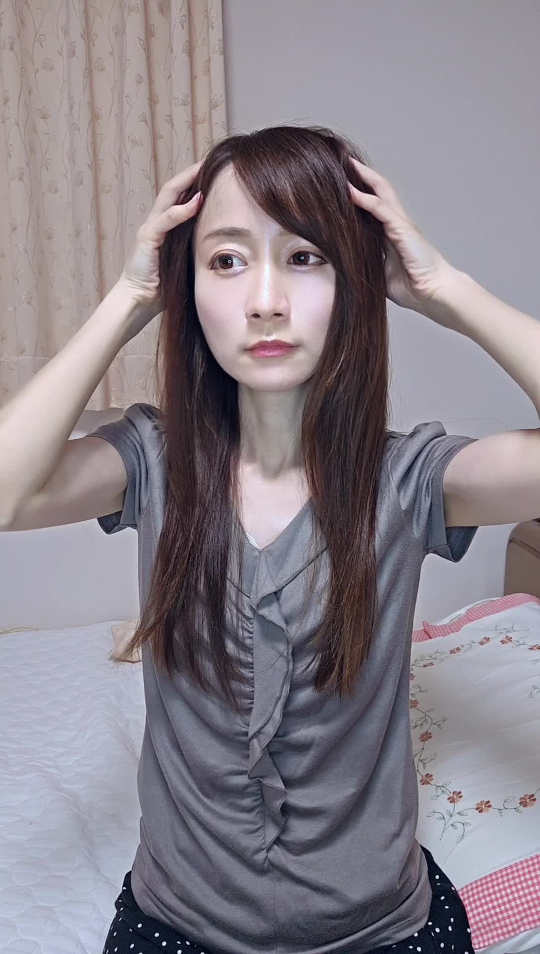 頭を軽くマッサージしながら、ふと目線を遠くに向ける