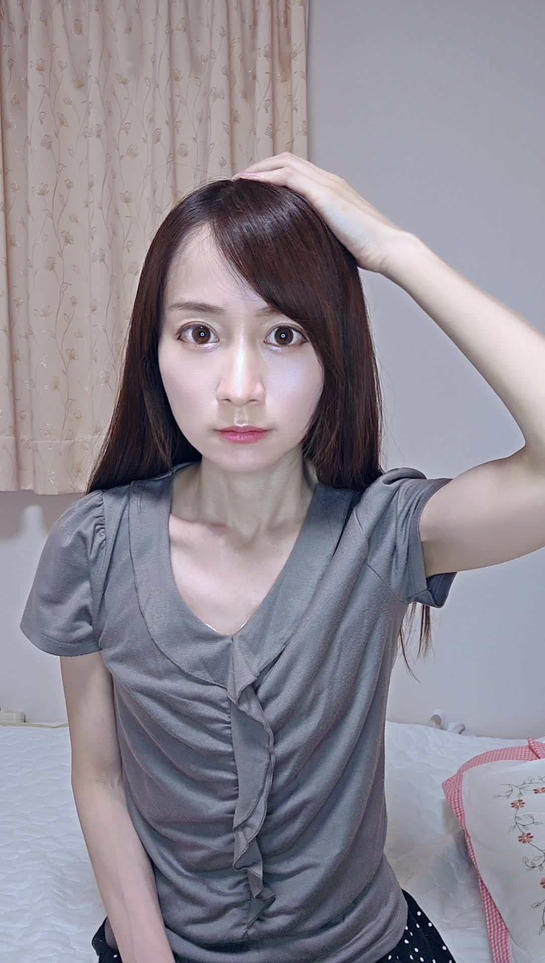 頭皮を指で押さえながら、真剣に自分を見つめている表情をする