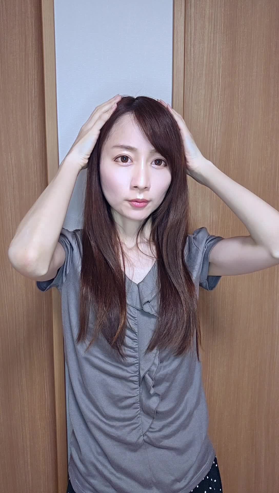 頭に手を当てて深呼吸しながら、冷静さを取り戻している様子を表現する