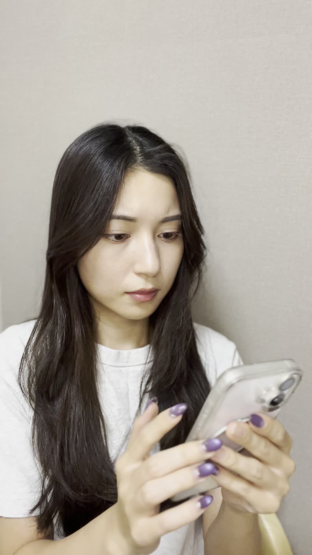 スマホでAGA治療に関する情報を調べている様子を演じる