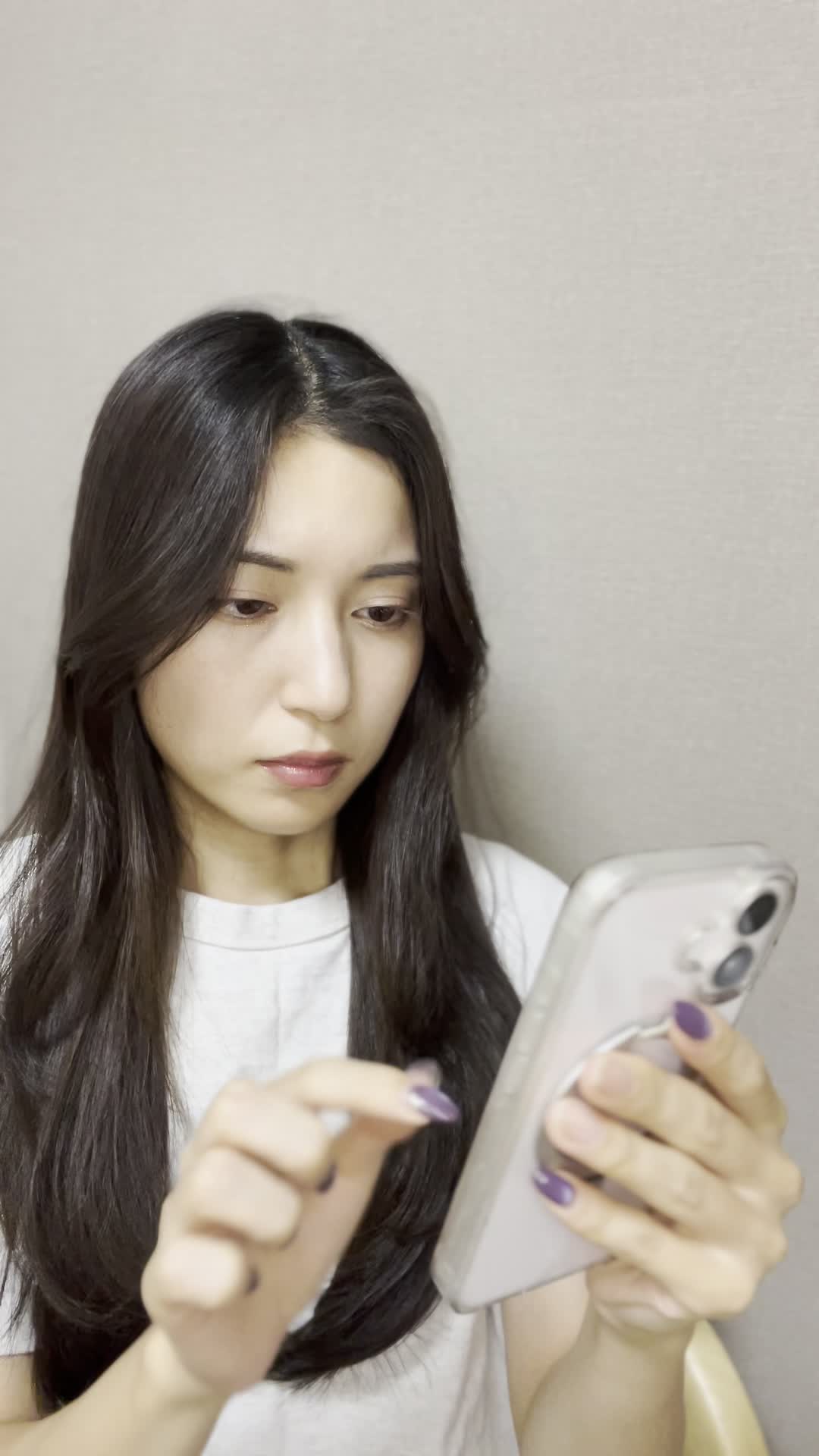 スマホの画面を横にスワイプしながら、じっくり悩む様子を演じる