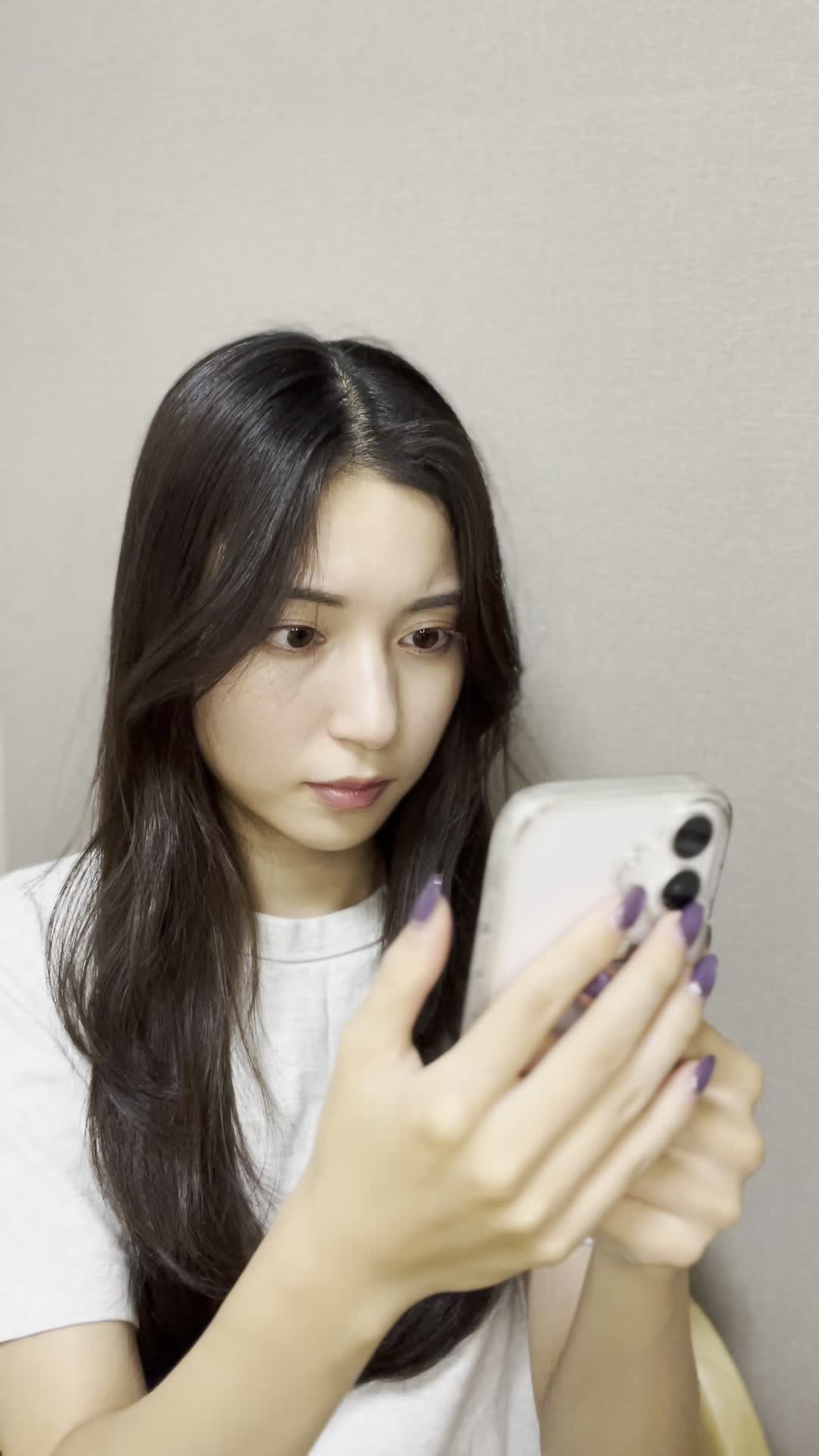 スマホを両手で持ち、AGAクリニックの評判をじっくり確認している様子