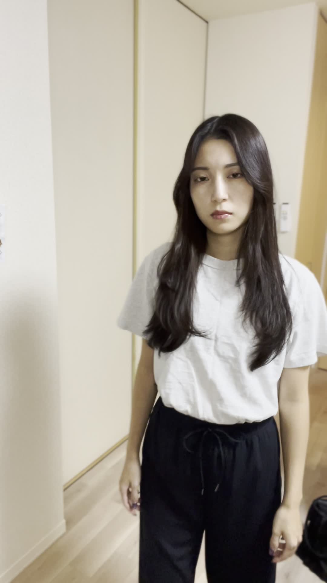 リビングで軽く歩きながら、髪を触りつつため息をつく