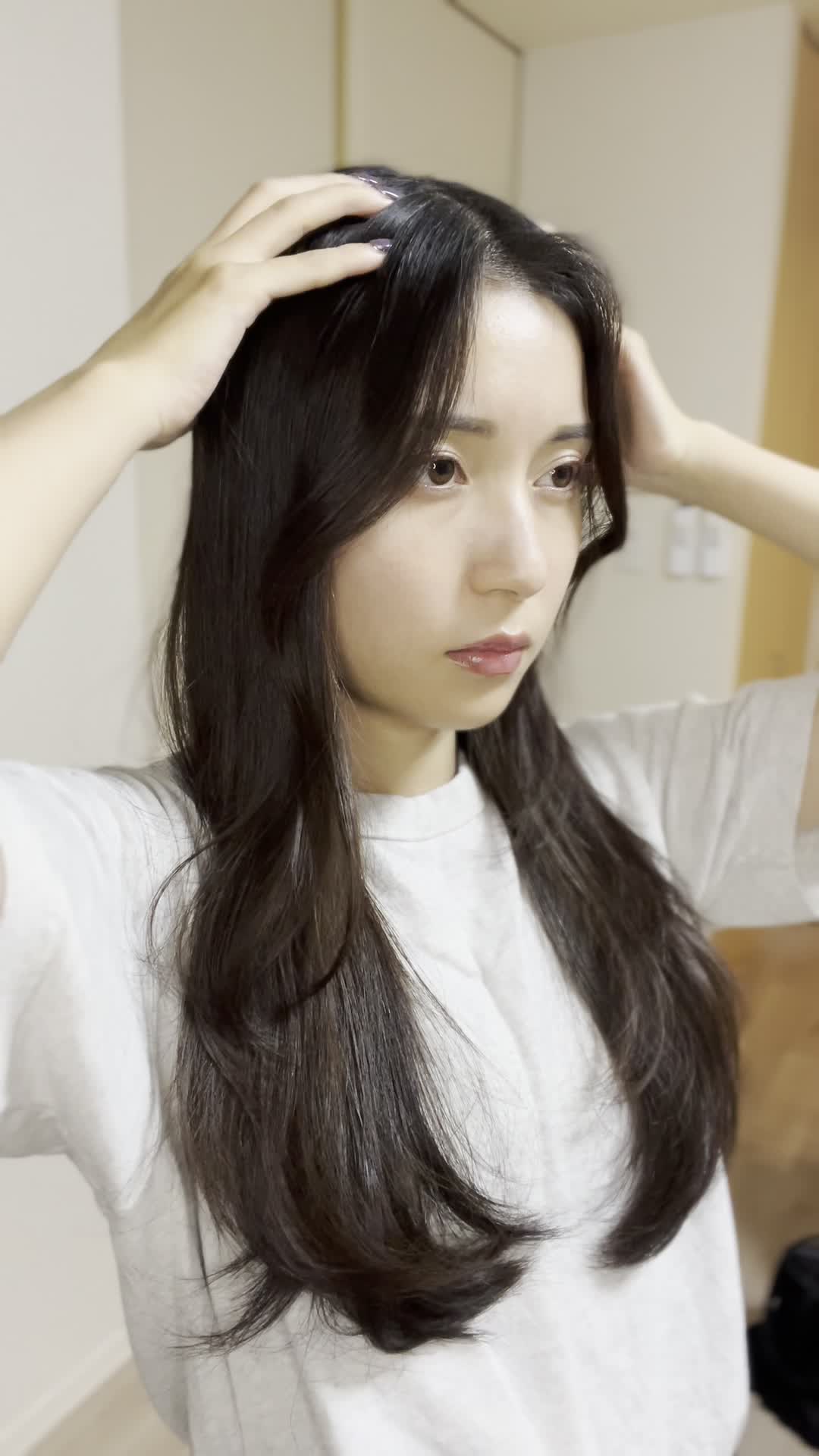 頭を軽くマッサージしながら、ふと目線を遠くに向ける