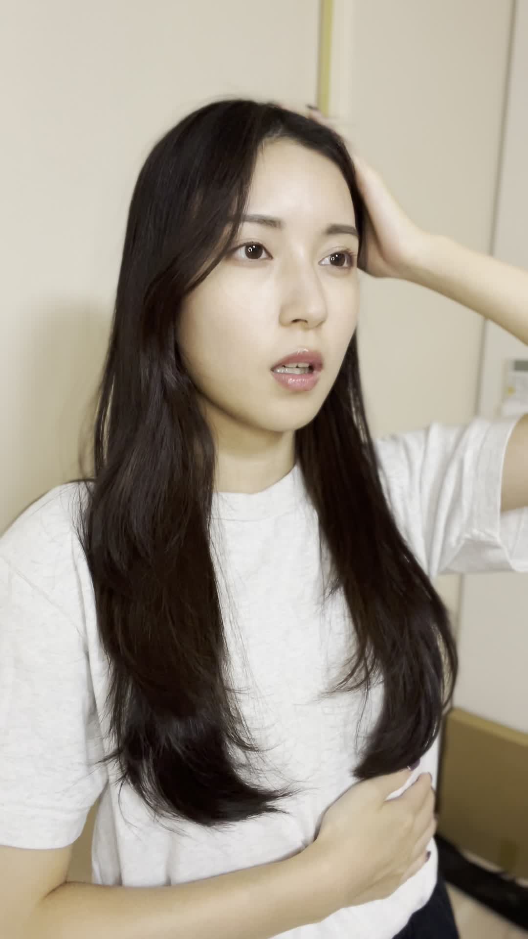 頭に手を当てて深呼吸しながら、冷静さを取り戻している様子を表現する