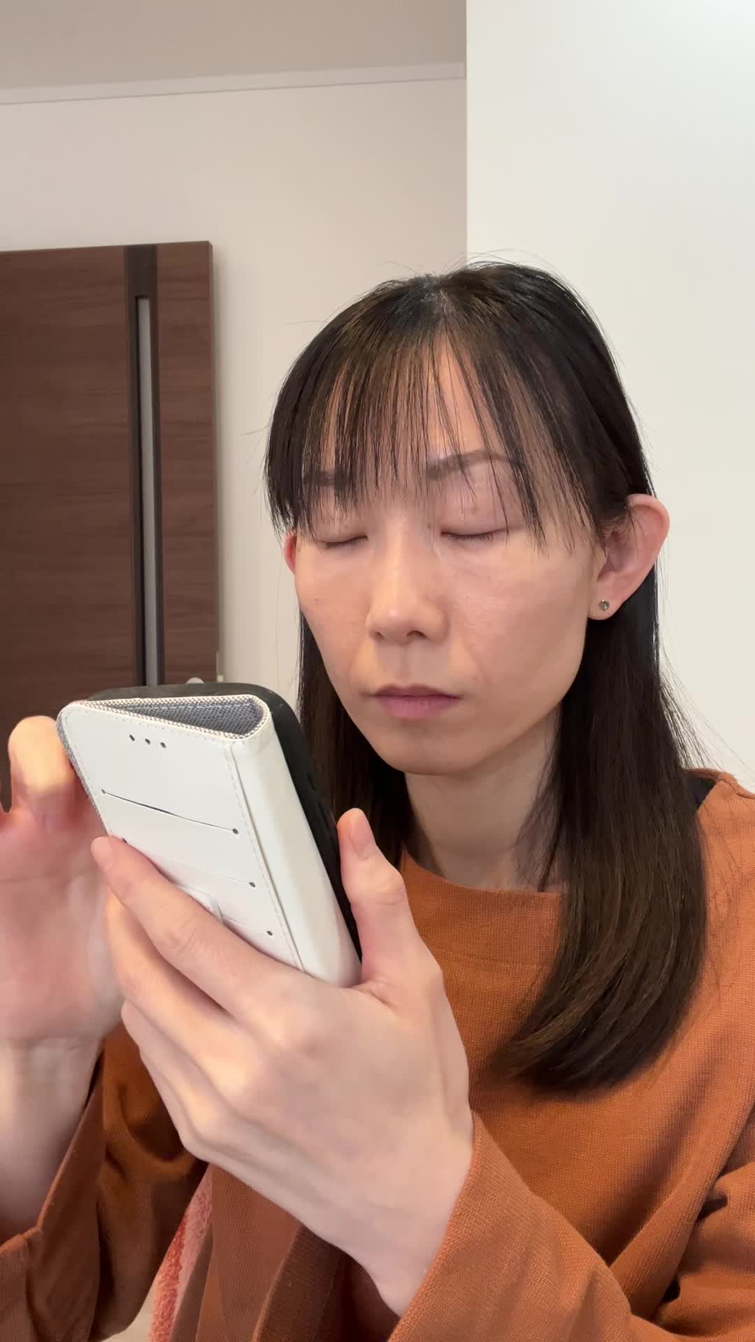 スマホでAGA治療に関する情報を調べている様子を演じる