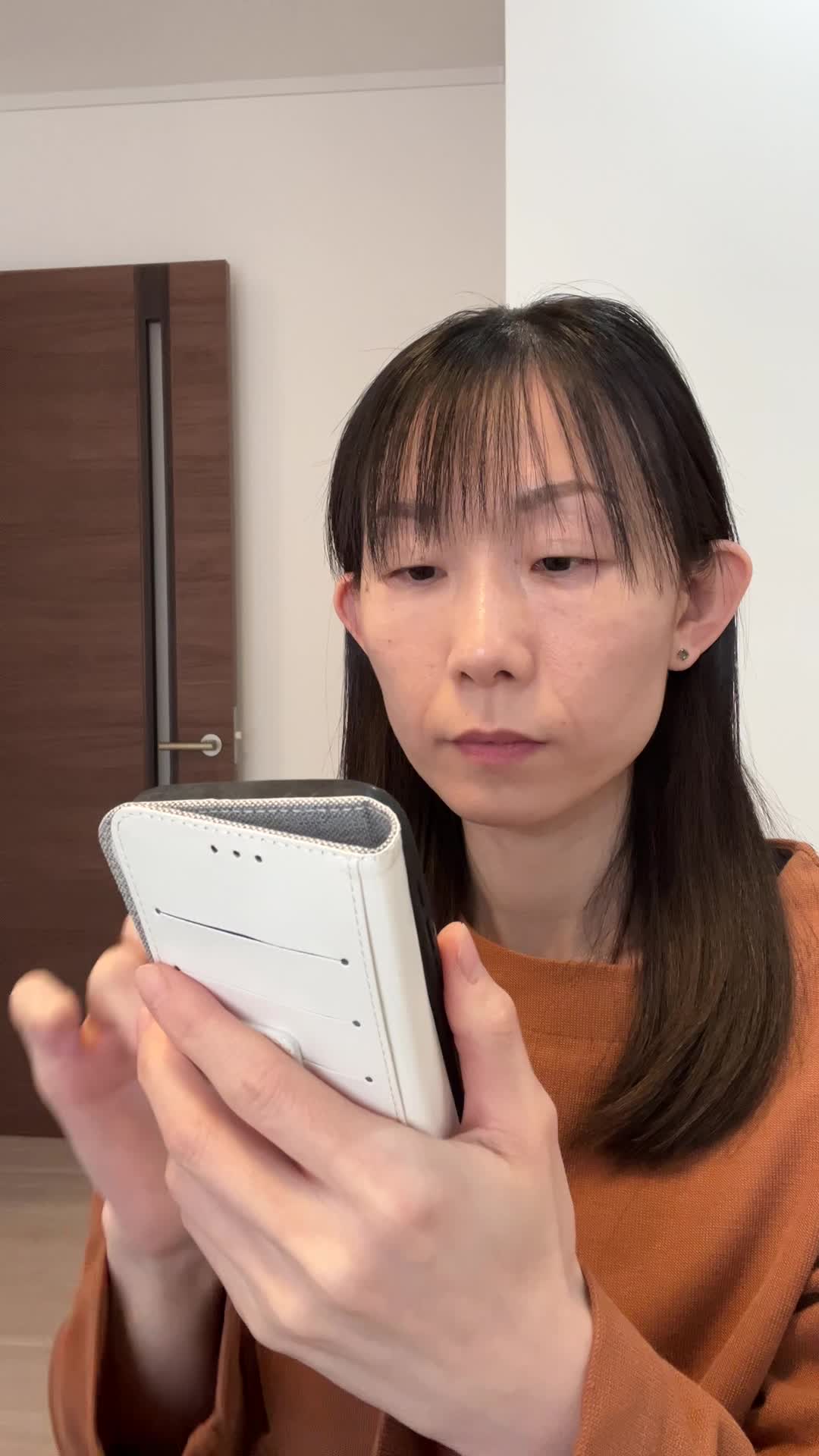 スマホの画面を横にスワイプしながら、じっくり悩む様子を演じる