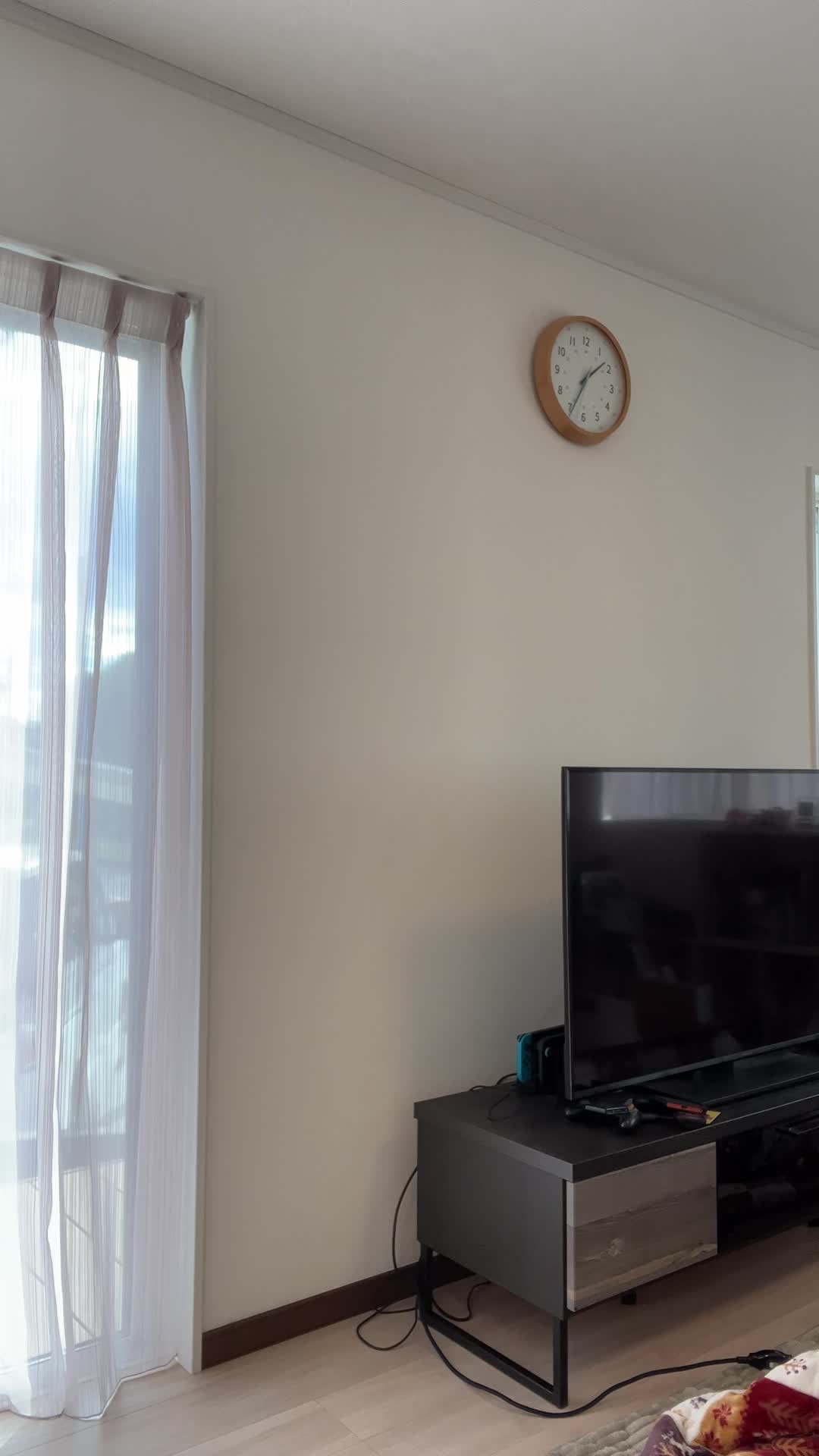 リビングで軽く歩きながら、髪を触りつつため息をつく