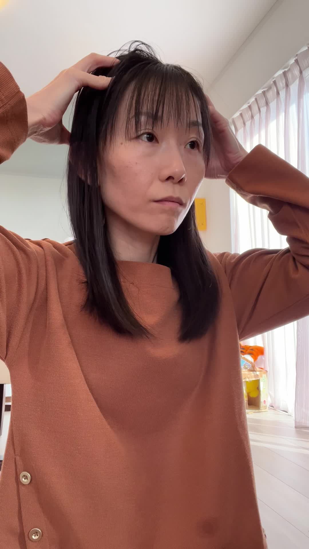 頭を軽くマッサージしながら、ふと目線を遠くに向ける