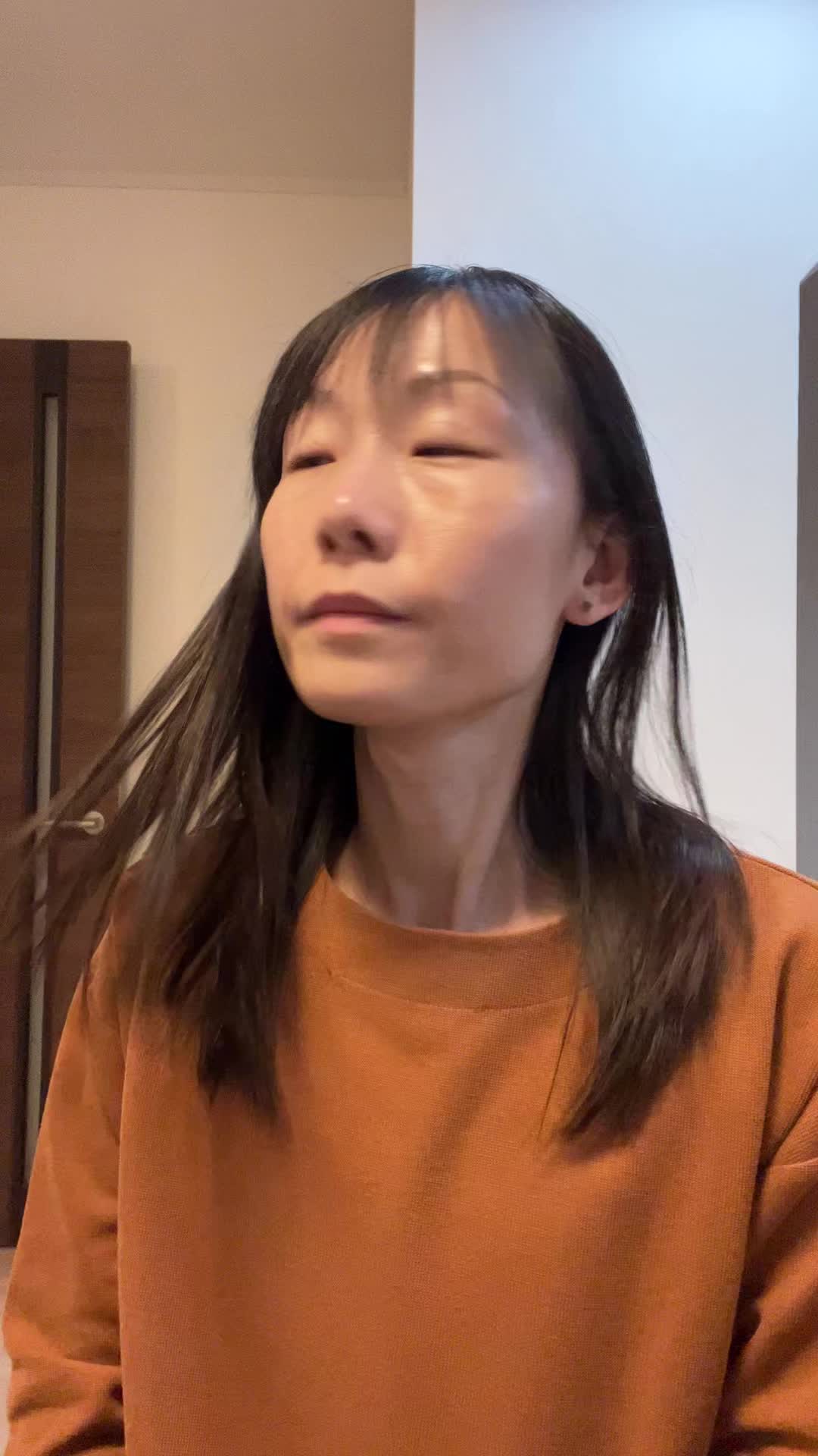 頭を軽く振りながら、髪の感触を確認している様子を演じる