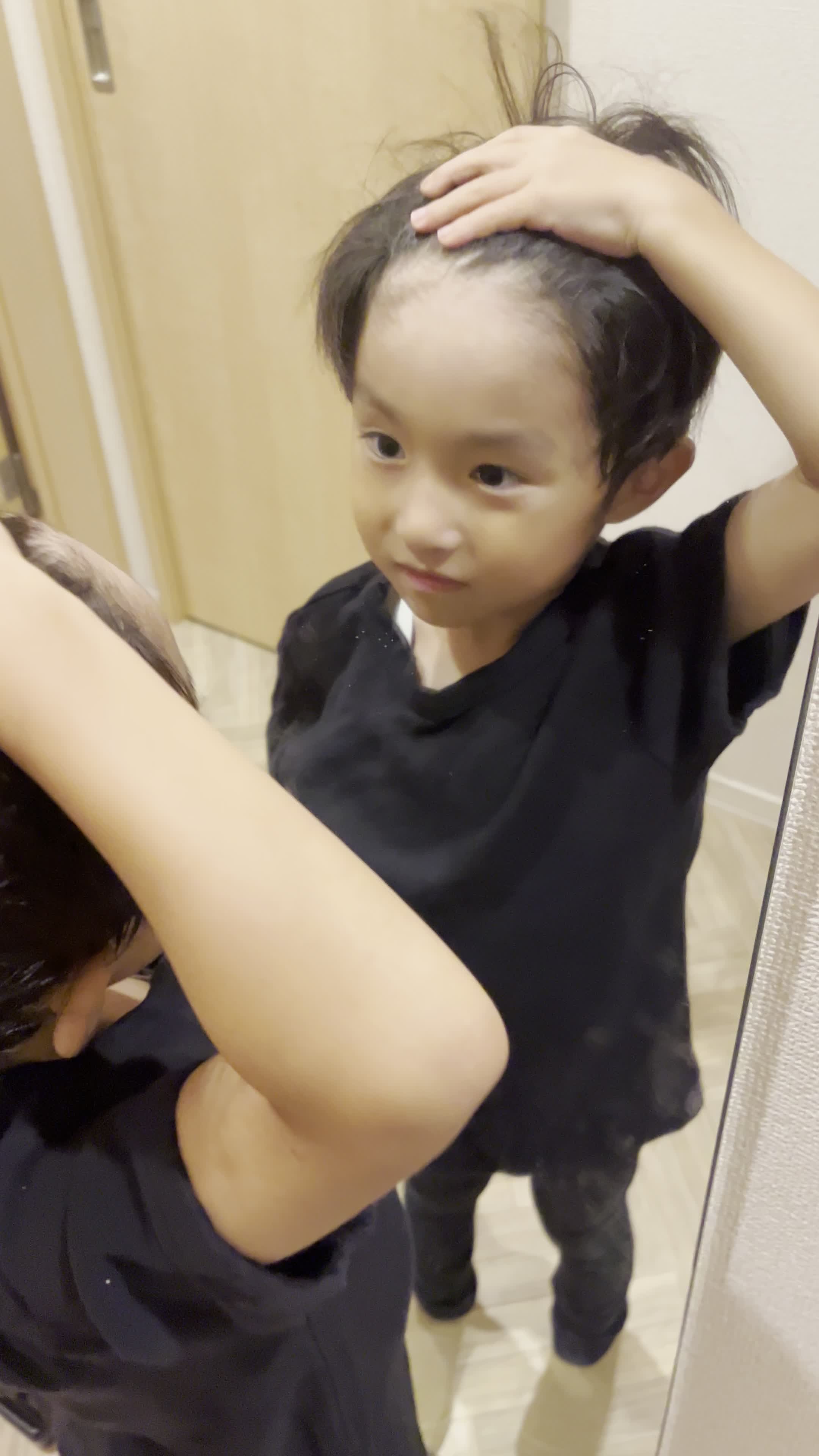 鏡の前で髪を軽くかき上げながら、自分の姿を確認する