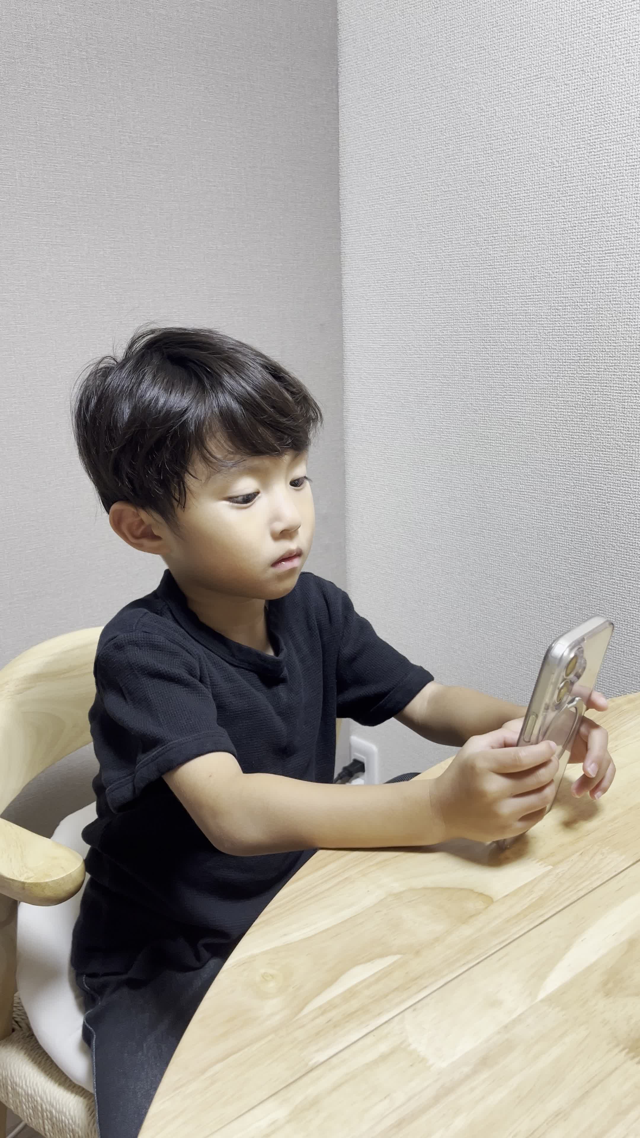 スマホでAGA治療に関する情報を調べている様子を演じる