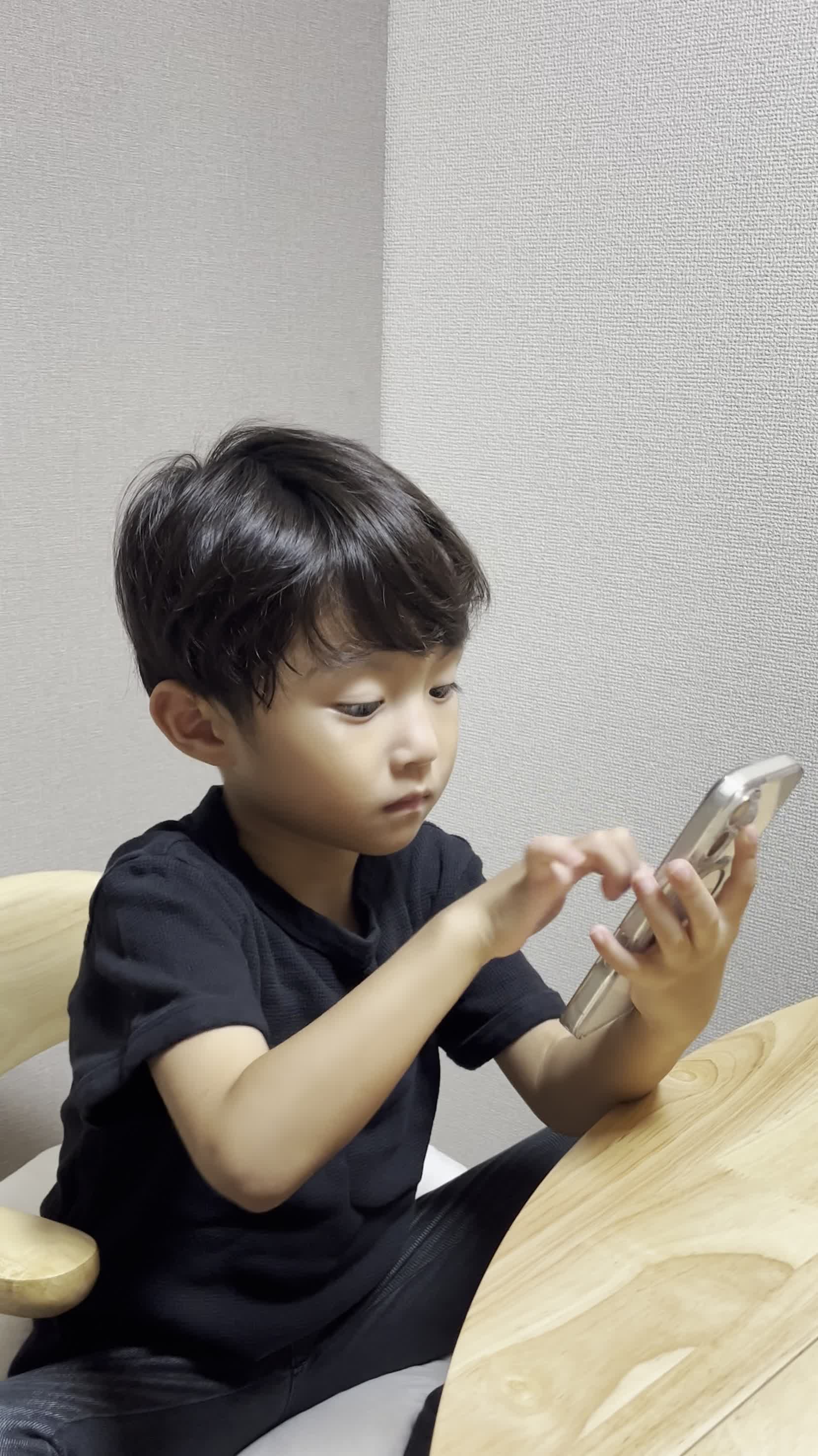 スマホの画面を横にスワイプしながら、じっくり悩む様子を演じる