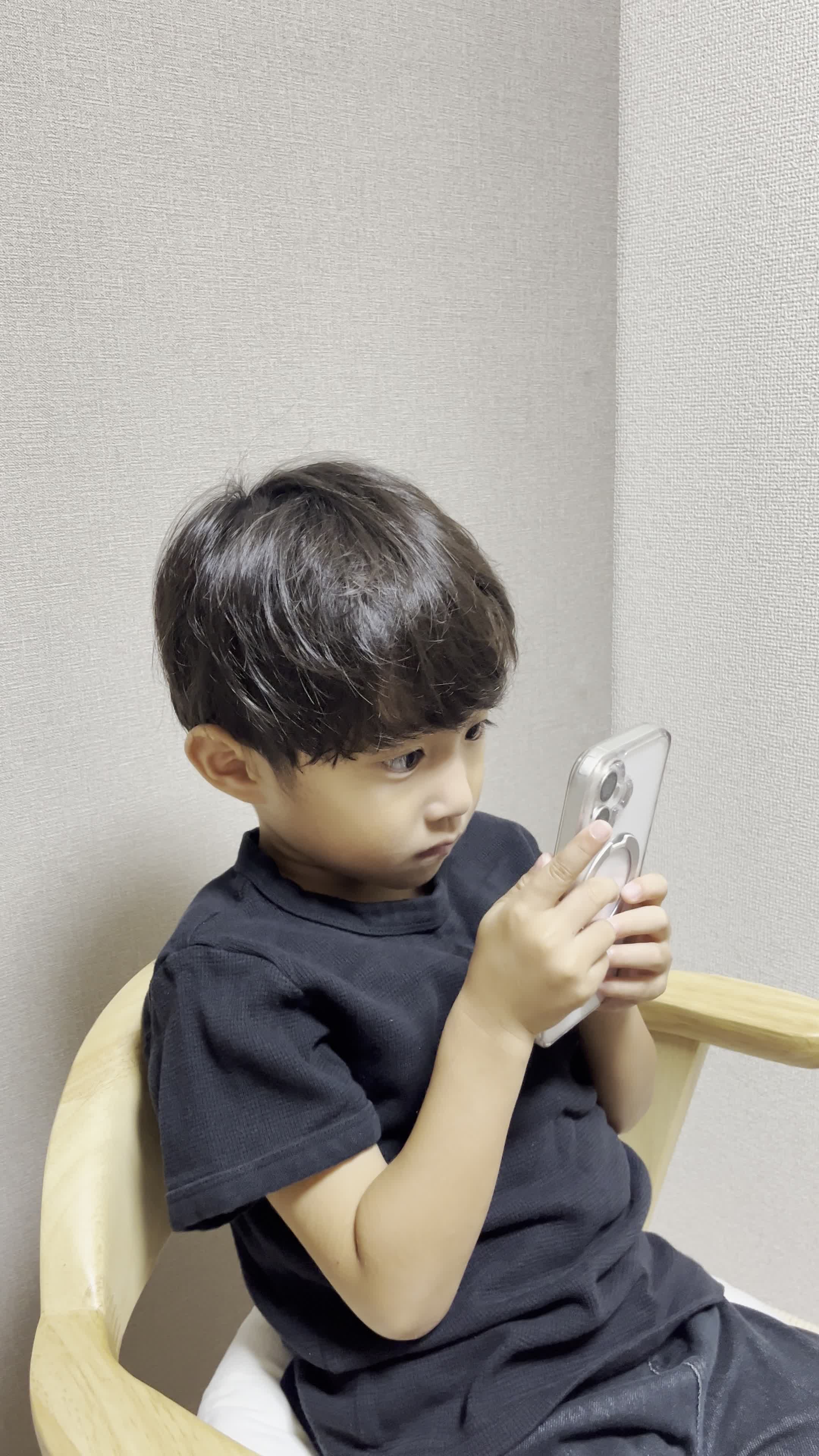 スマホを両手で持ち、AGAクリニックの評判をじっくり確認している様子