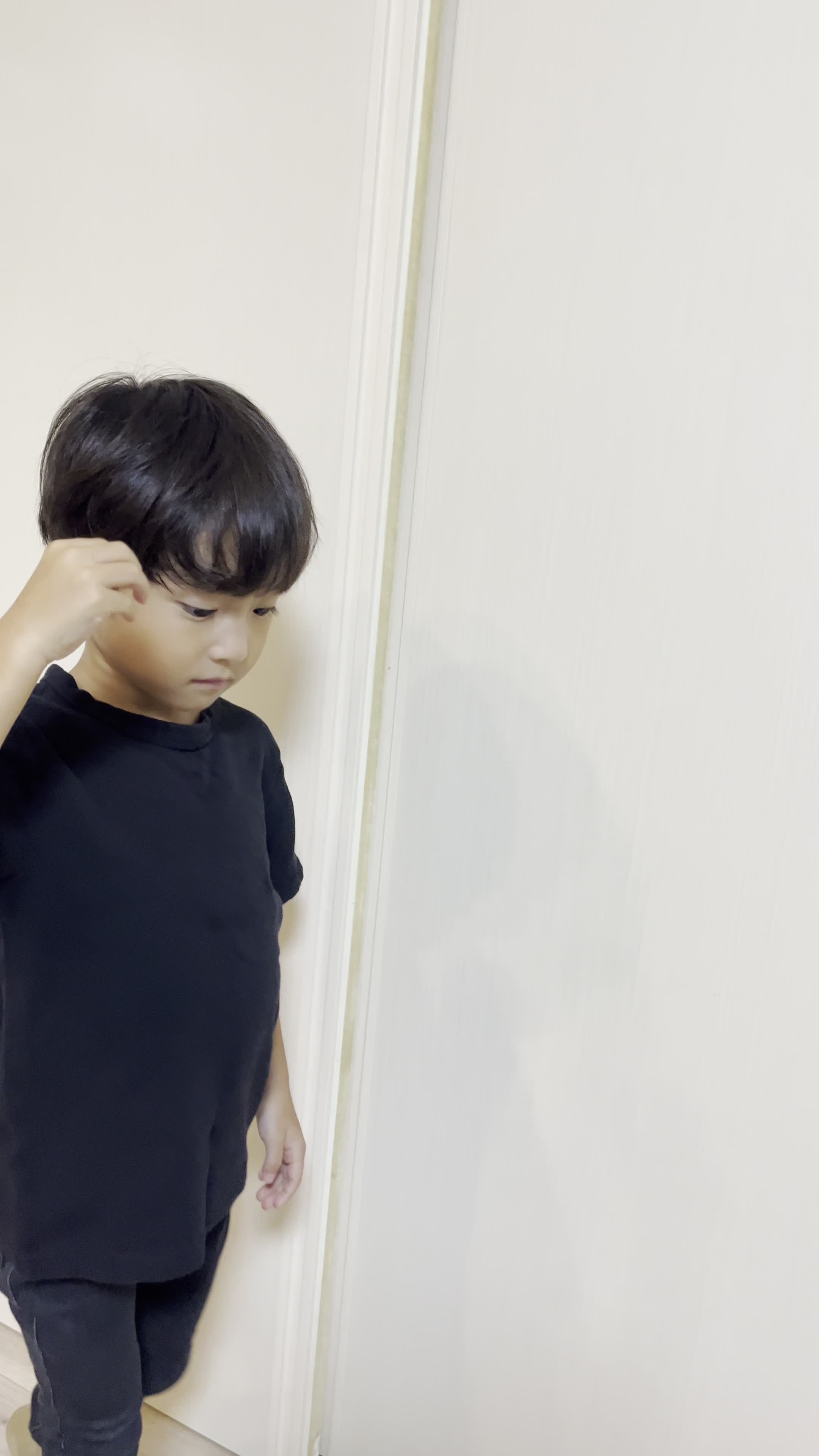 リビングで軽く歩きながら、髪を触りつつため息をつく