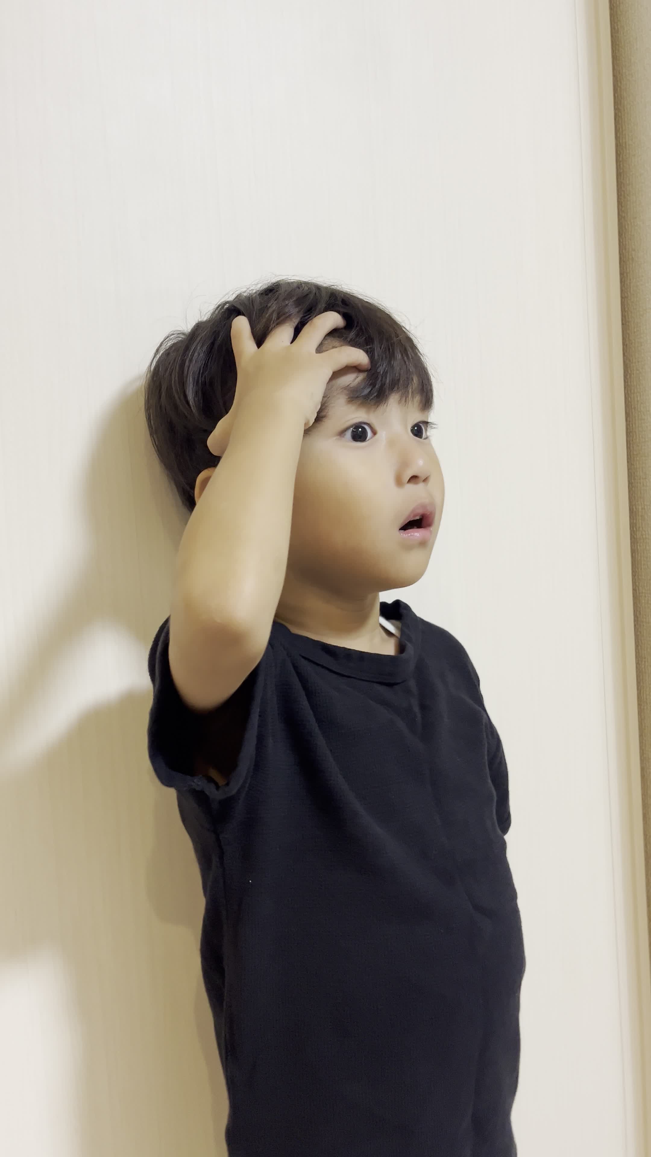 頭を軽くマッサージしながら、ふと目線を遠くに向ける