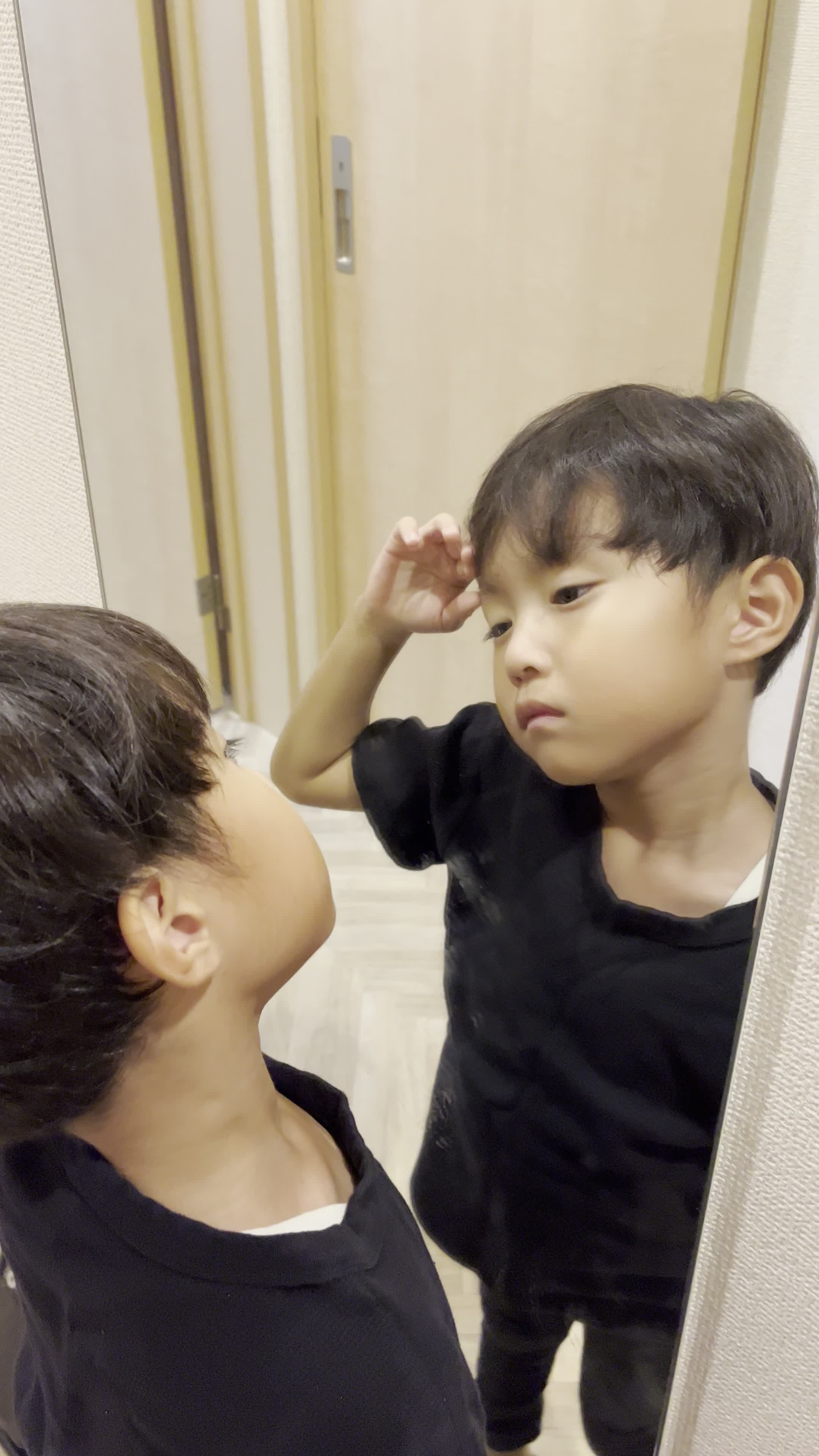 頭を軽く振りながら、髪の感触を確認している様子を演じる