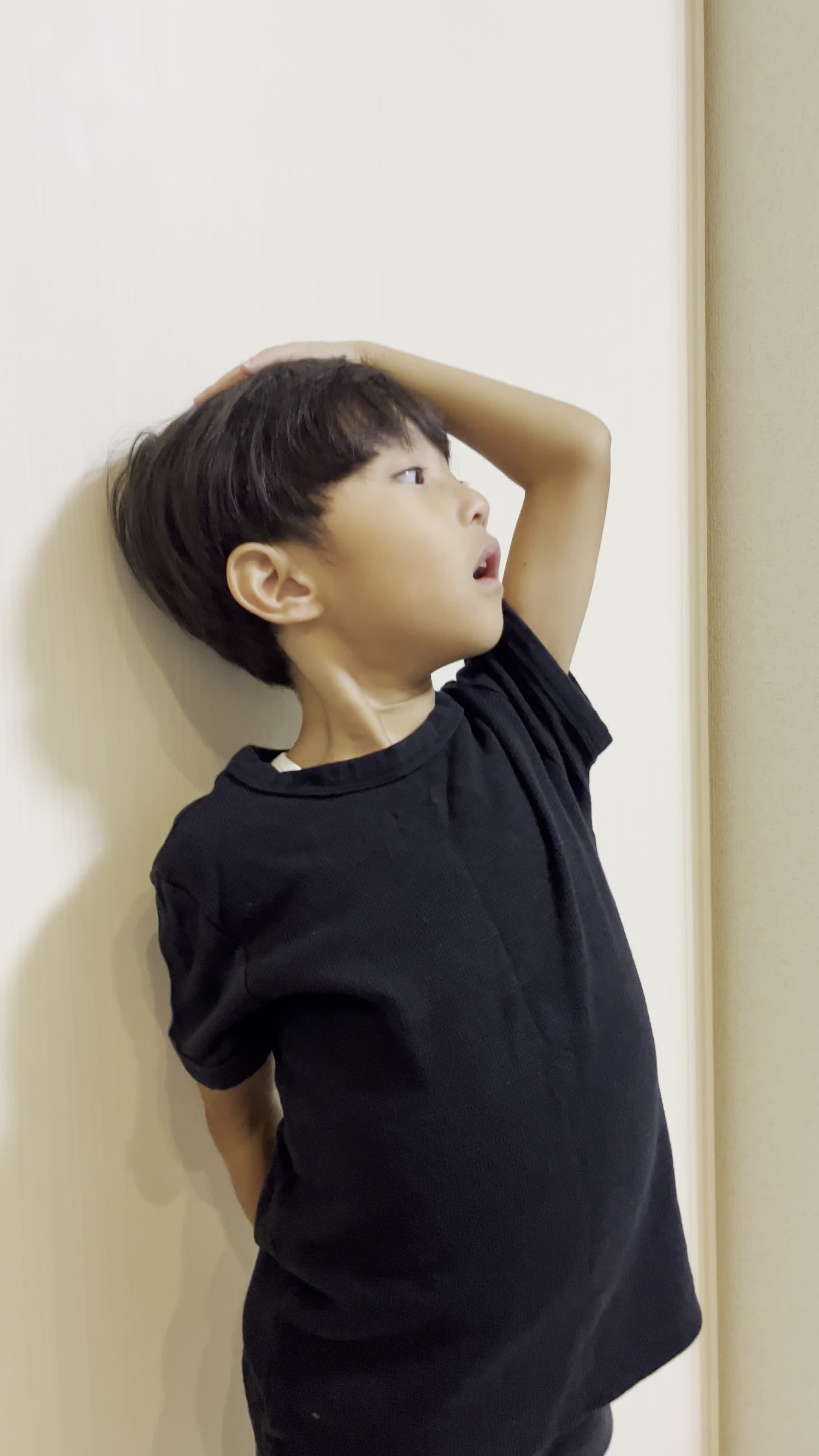 頭に手を当てて深呼吸しながら、冷静さを取り戻している様子を表現する