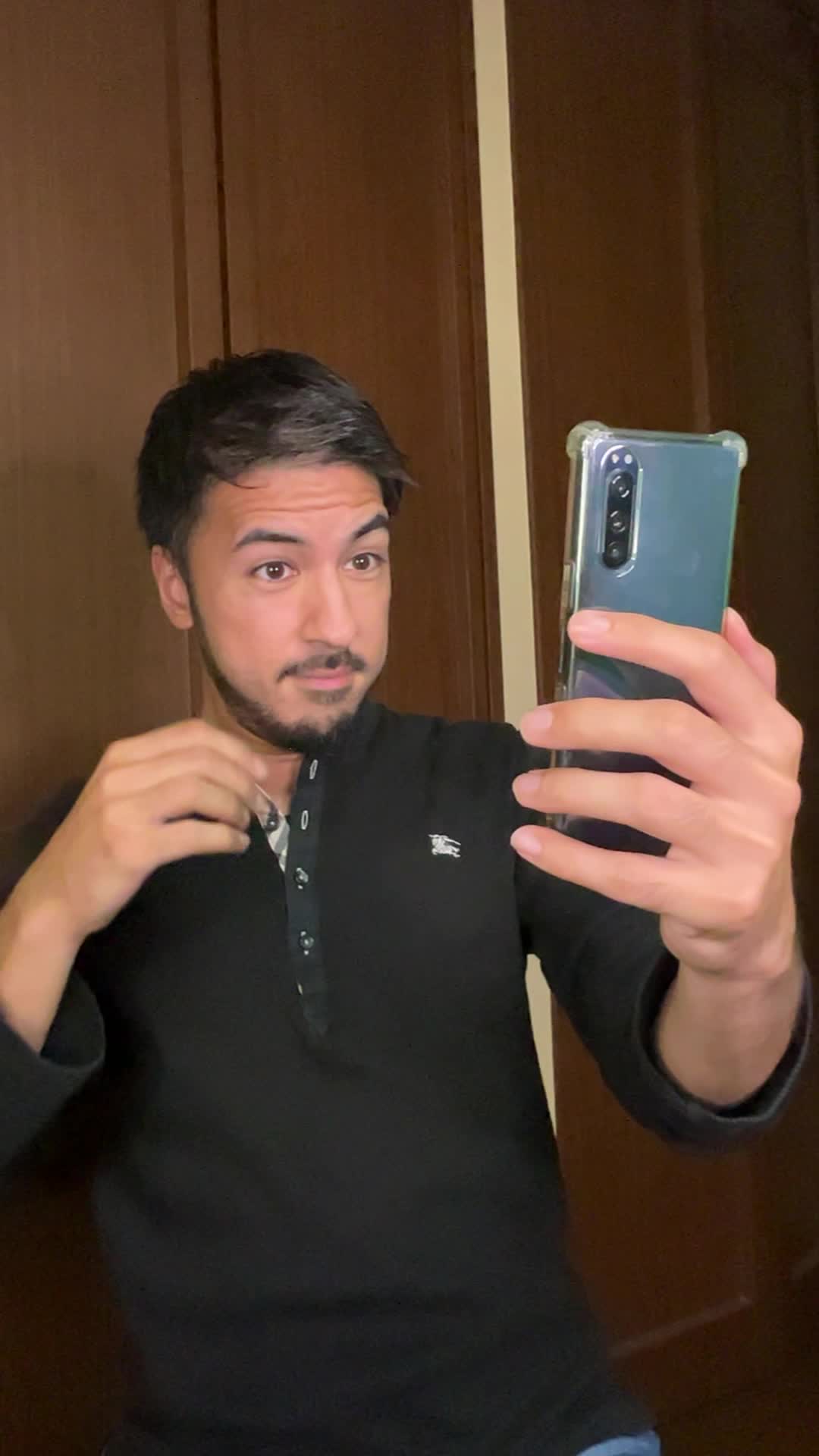 スマホに向かって微笑み、髪の状態をチェックしている姿を見せる