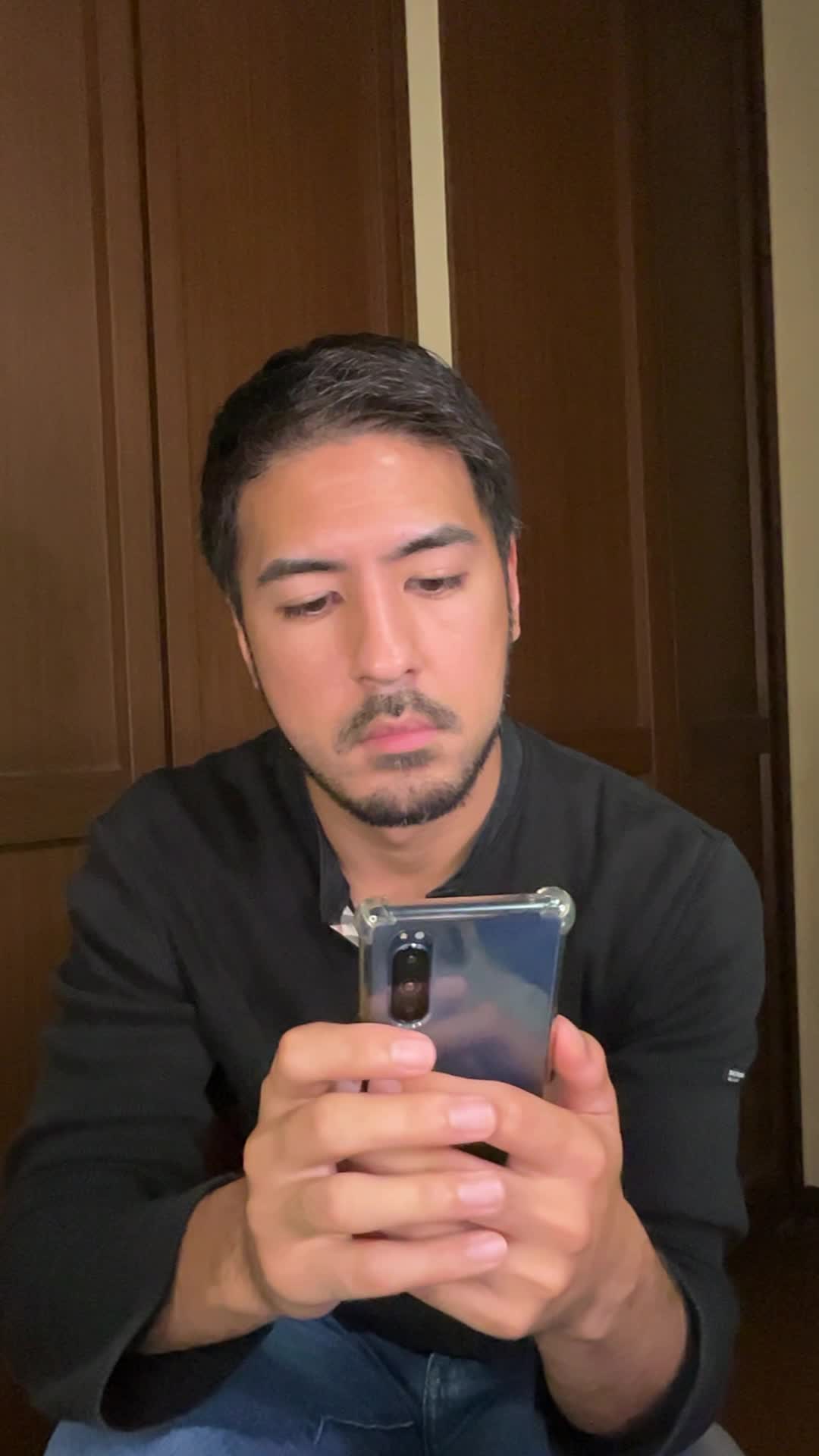 スマホの画面を横にスワイプしながら、じっくり悩む様子を演じる