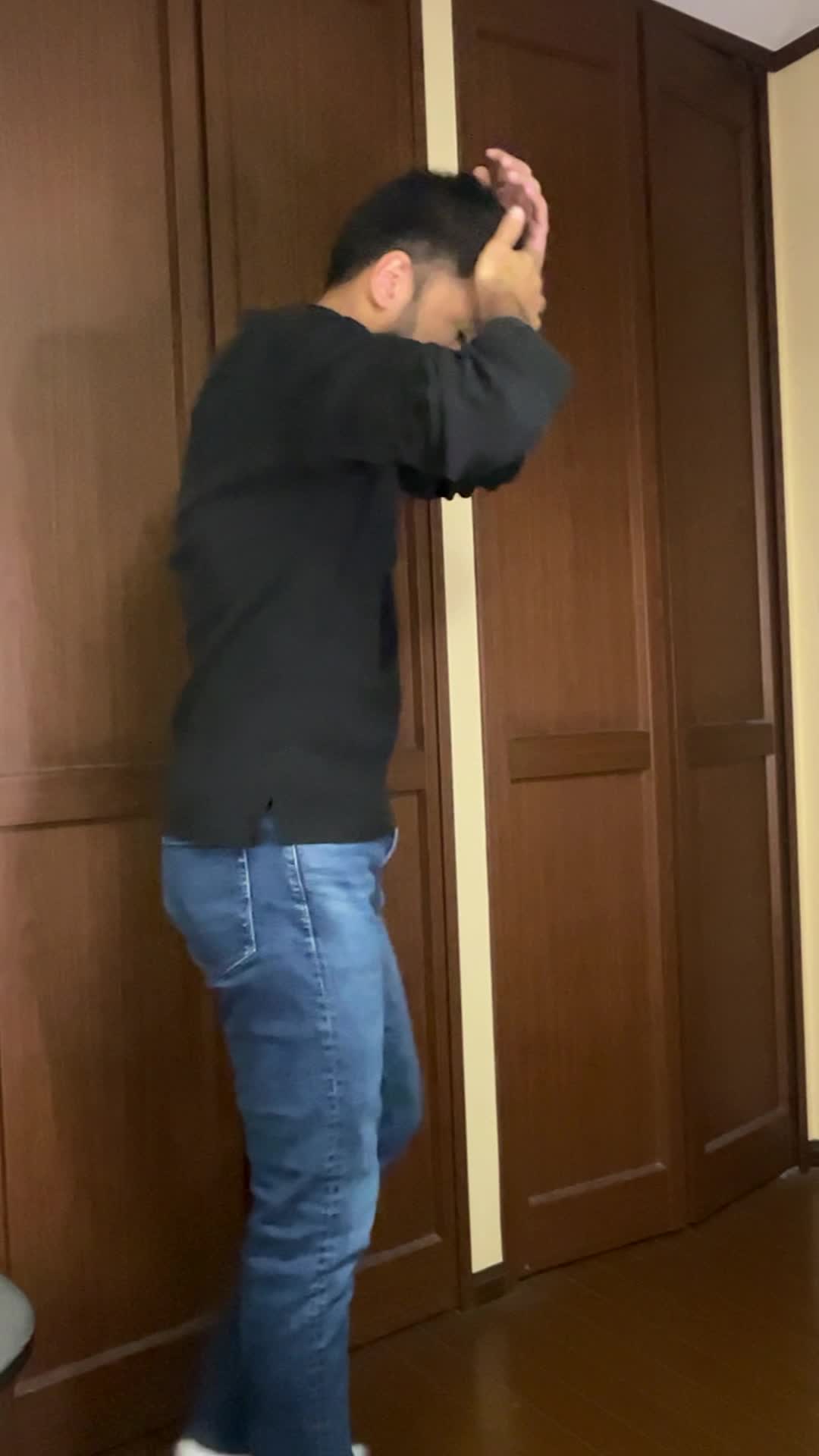 リビングで軽く歩きながら、髪を触りつつため息をつく