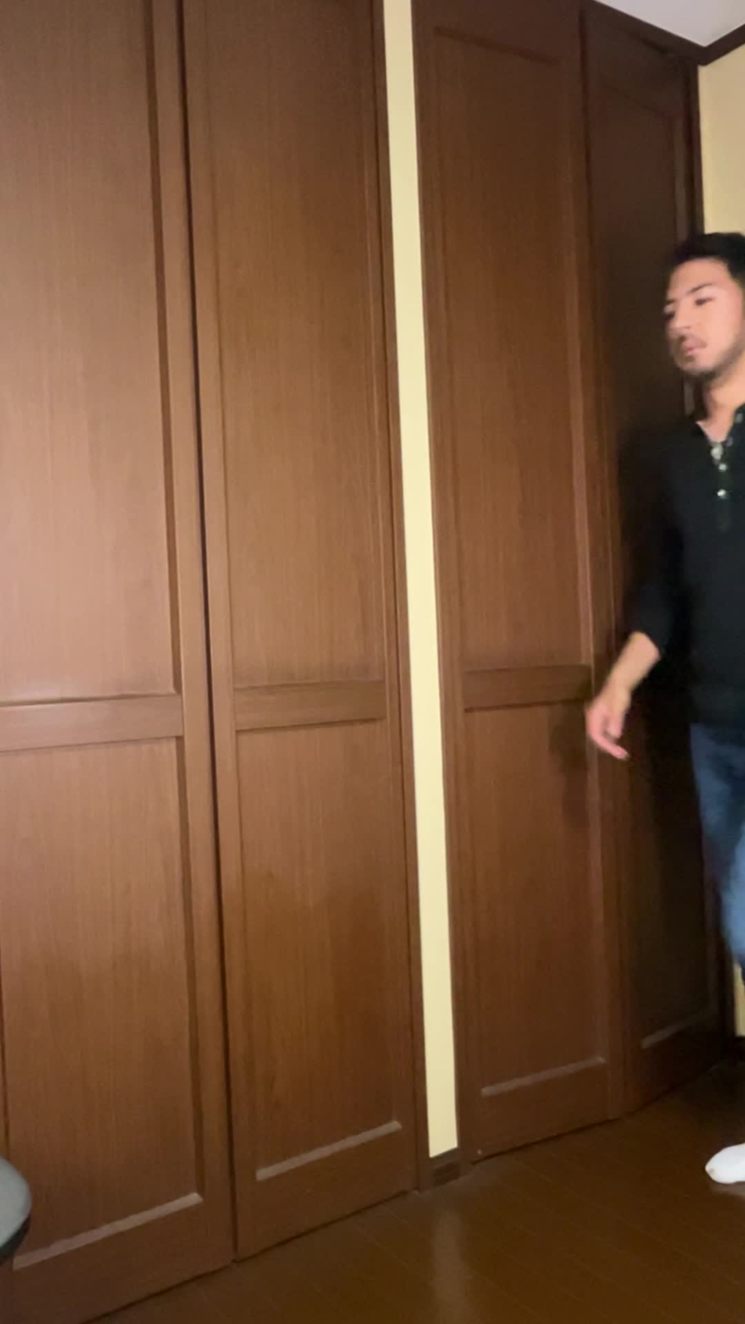 髪を気にしながらリビングで立ち止まり、少し困った表情を浮かべる