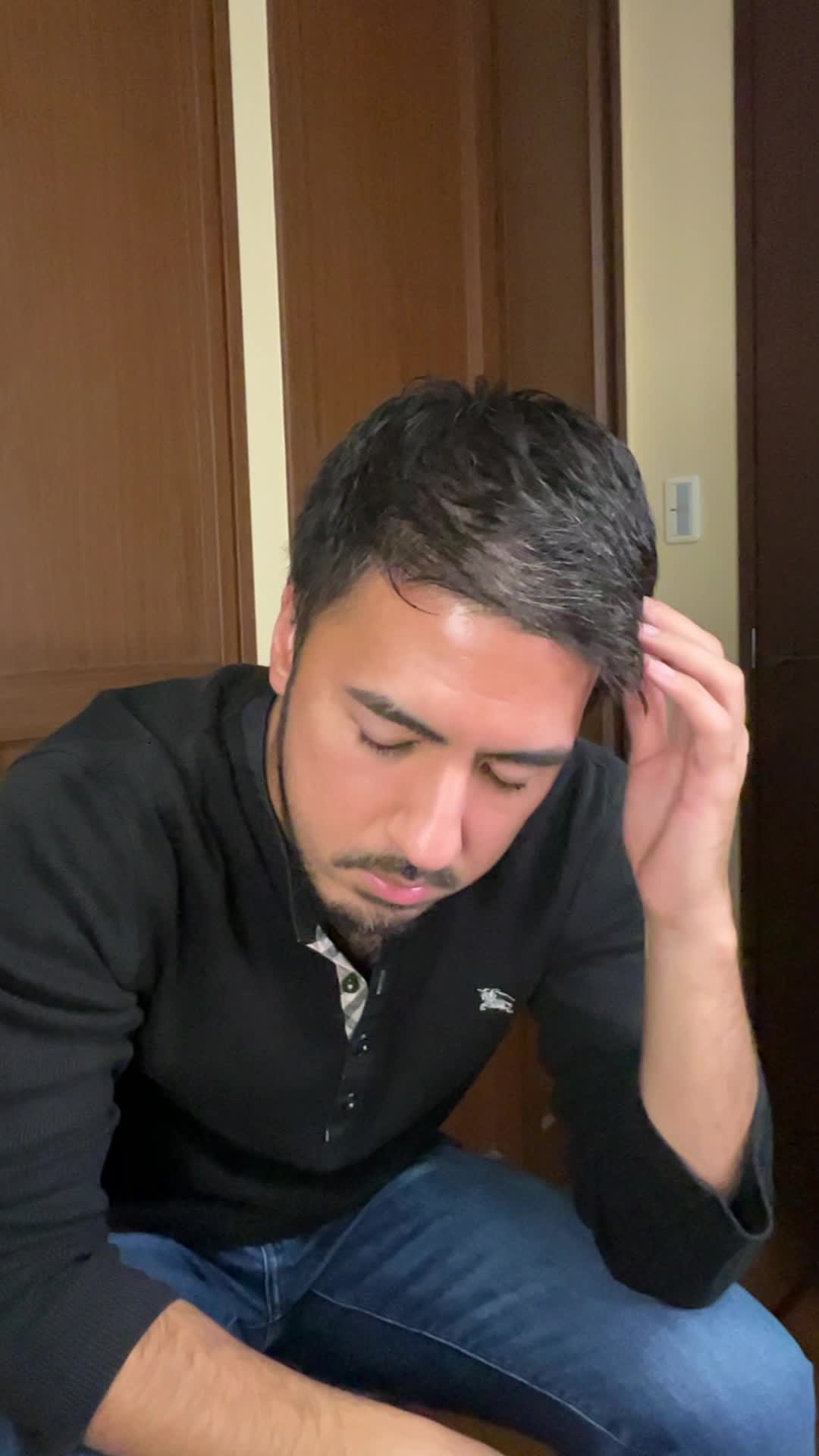 頭皮を指で押さえながら、真剣に自分を見つめている表情をする