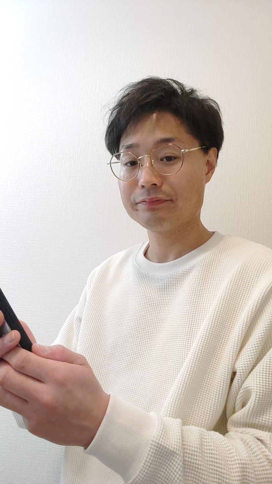 スマホでAGA治療に関する情報を調べている様子を演じる