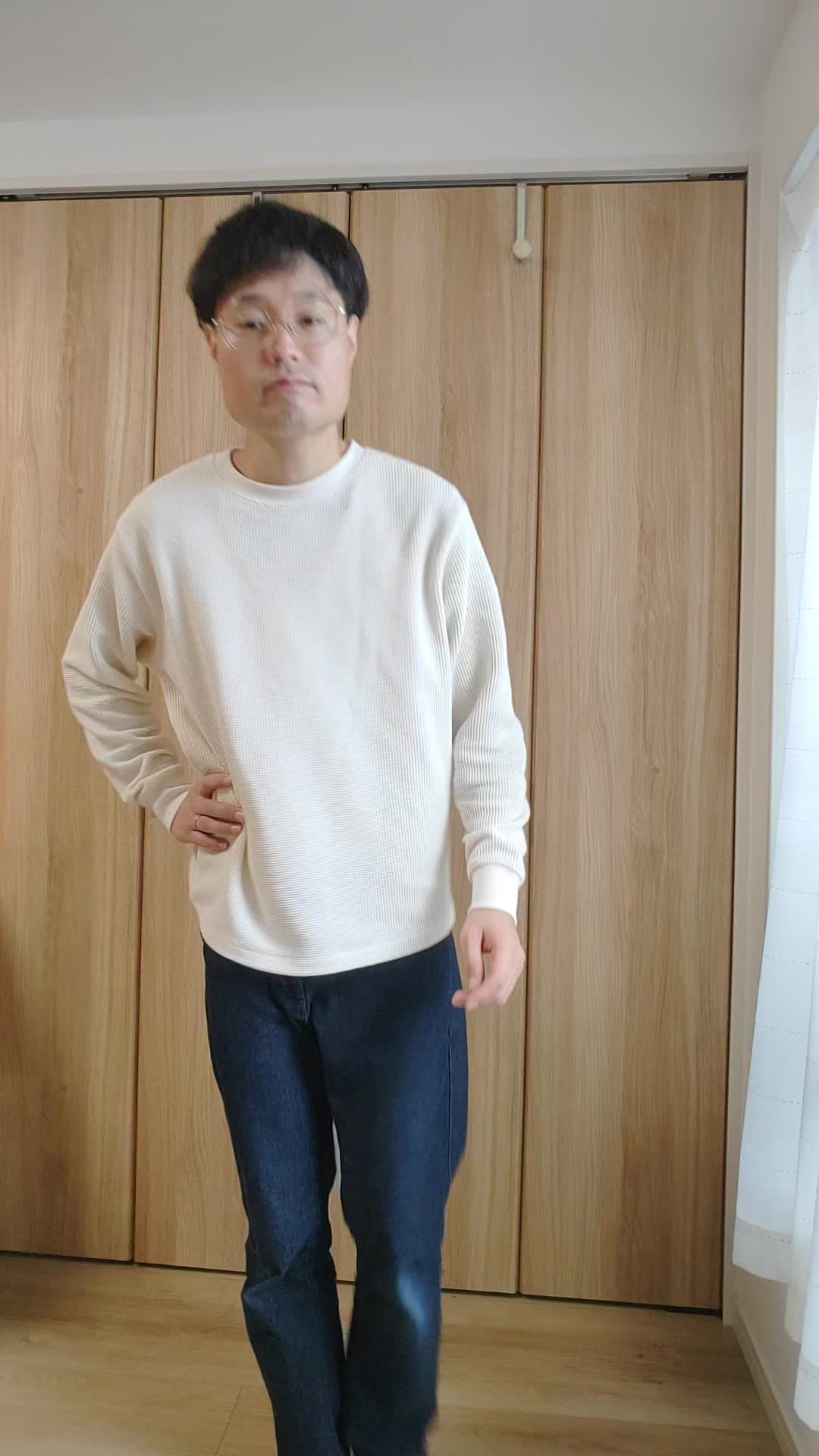 髪を気にしながら部屋で立ち止まり、少し困った表情を浮かべる