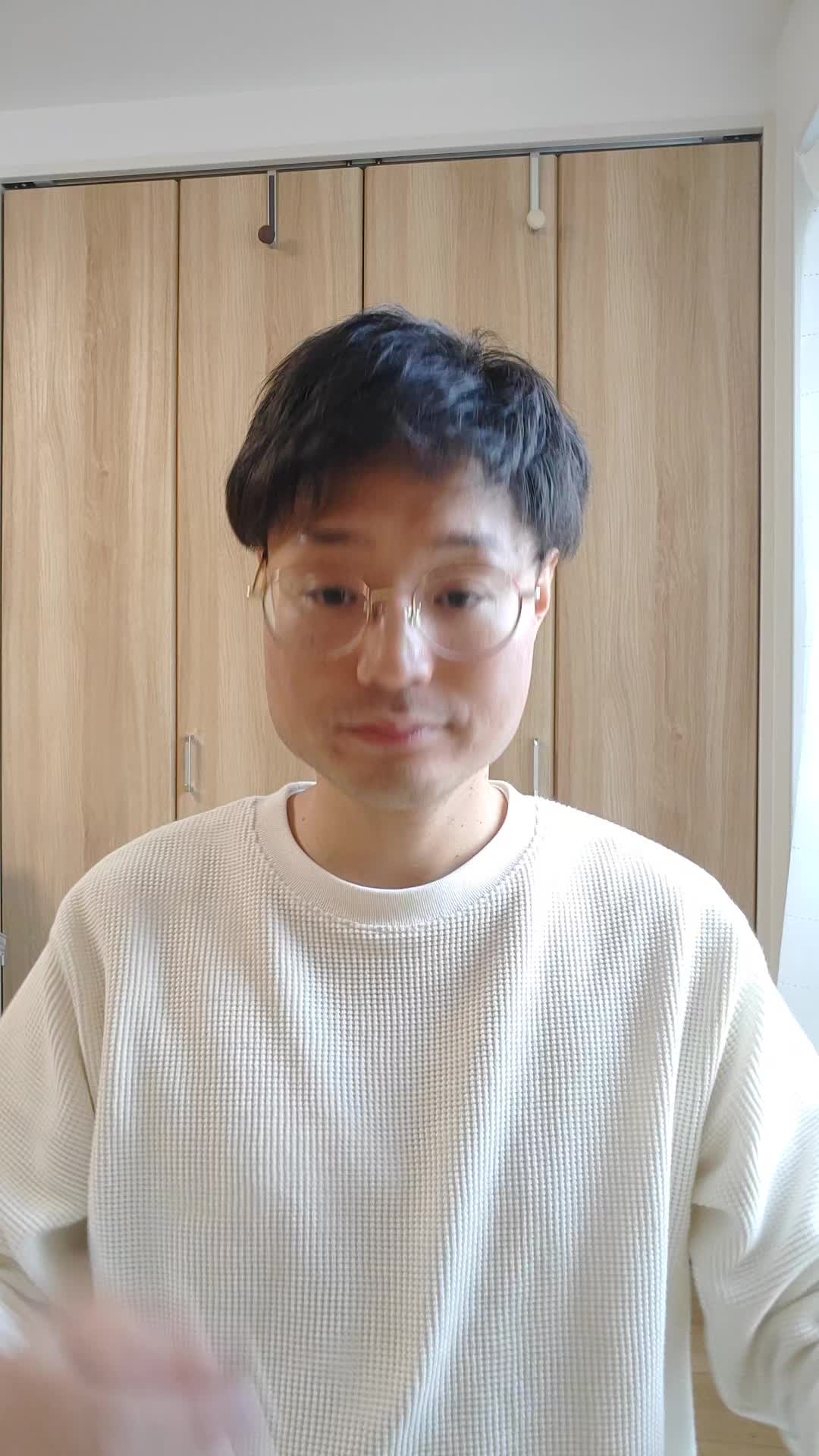 頭を軽く振りながら、髪の感触を確認している様子を演じる