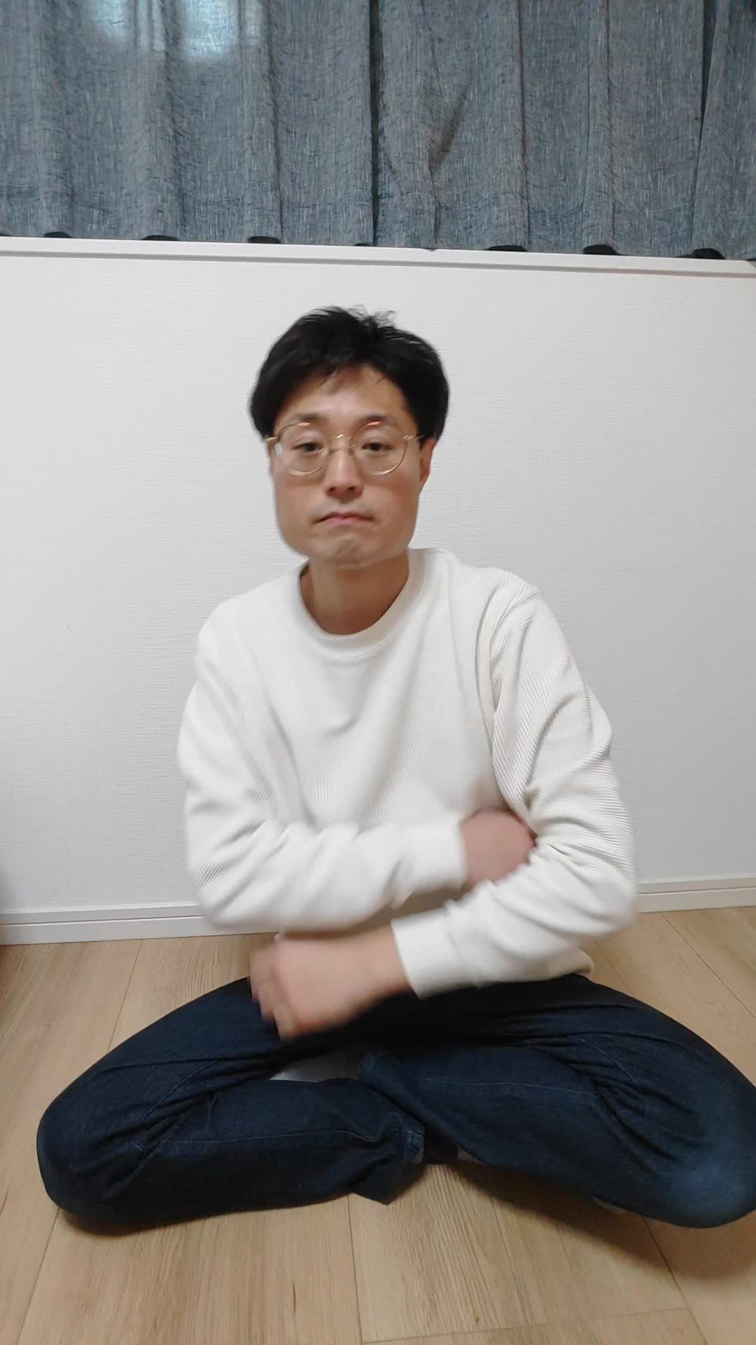 壁に背を預けて静かに目を閉じ、悩みを抱えている仕草をする