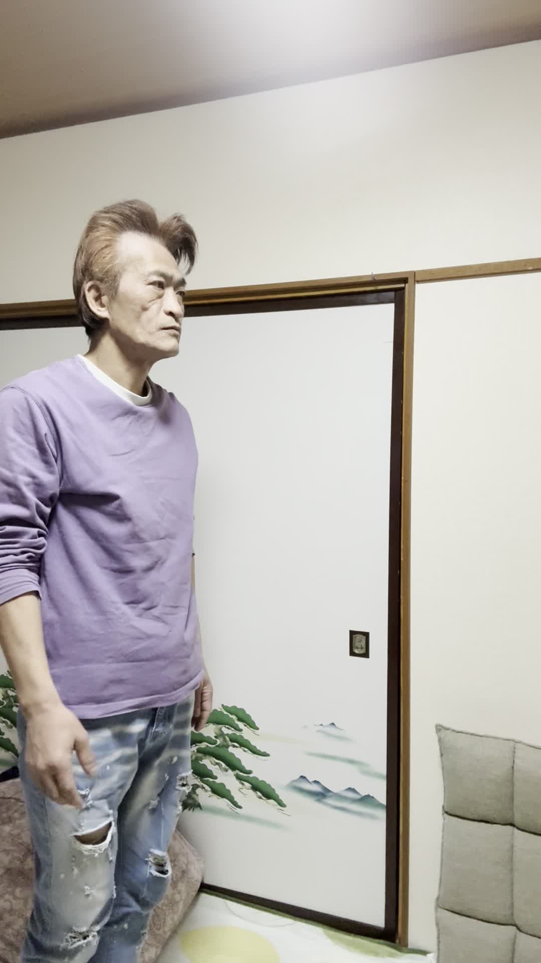 リビングで軽く歩きながら、髪を触りつつため息をつく