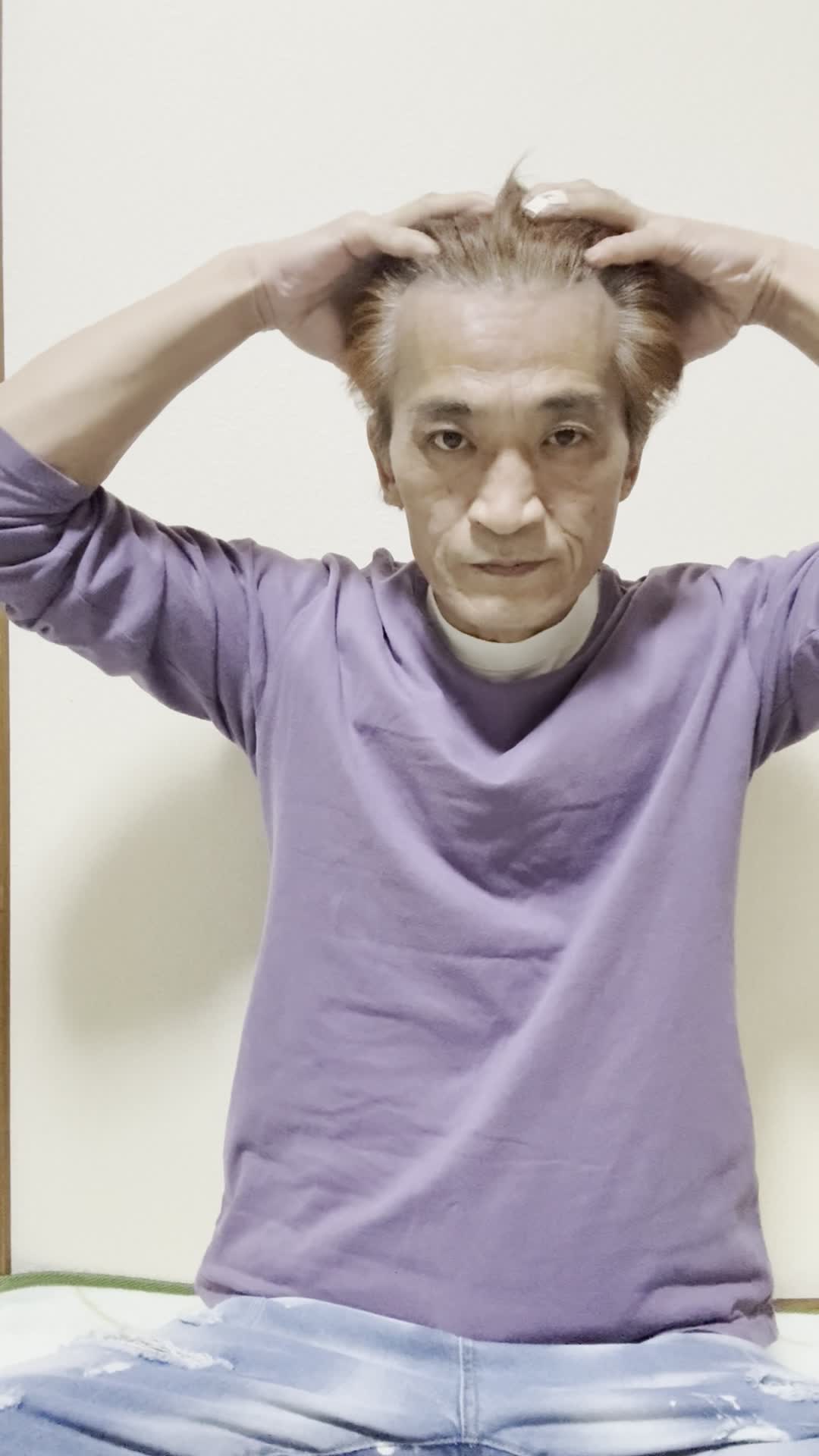 頭を軽くマッサージしながら、ふと目線を遠くに向ける