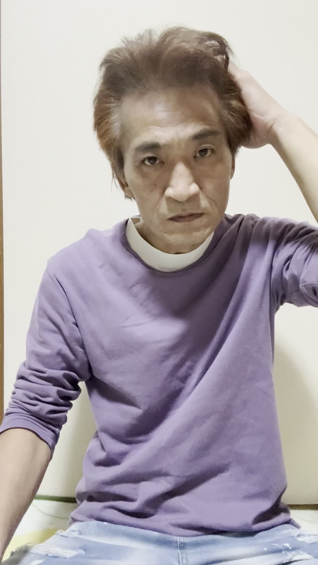 頭を軽く振りながら、髪の感触を確認している様子を演じる