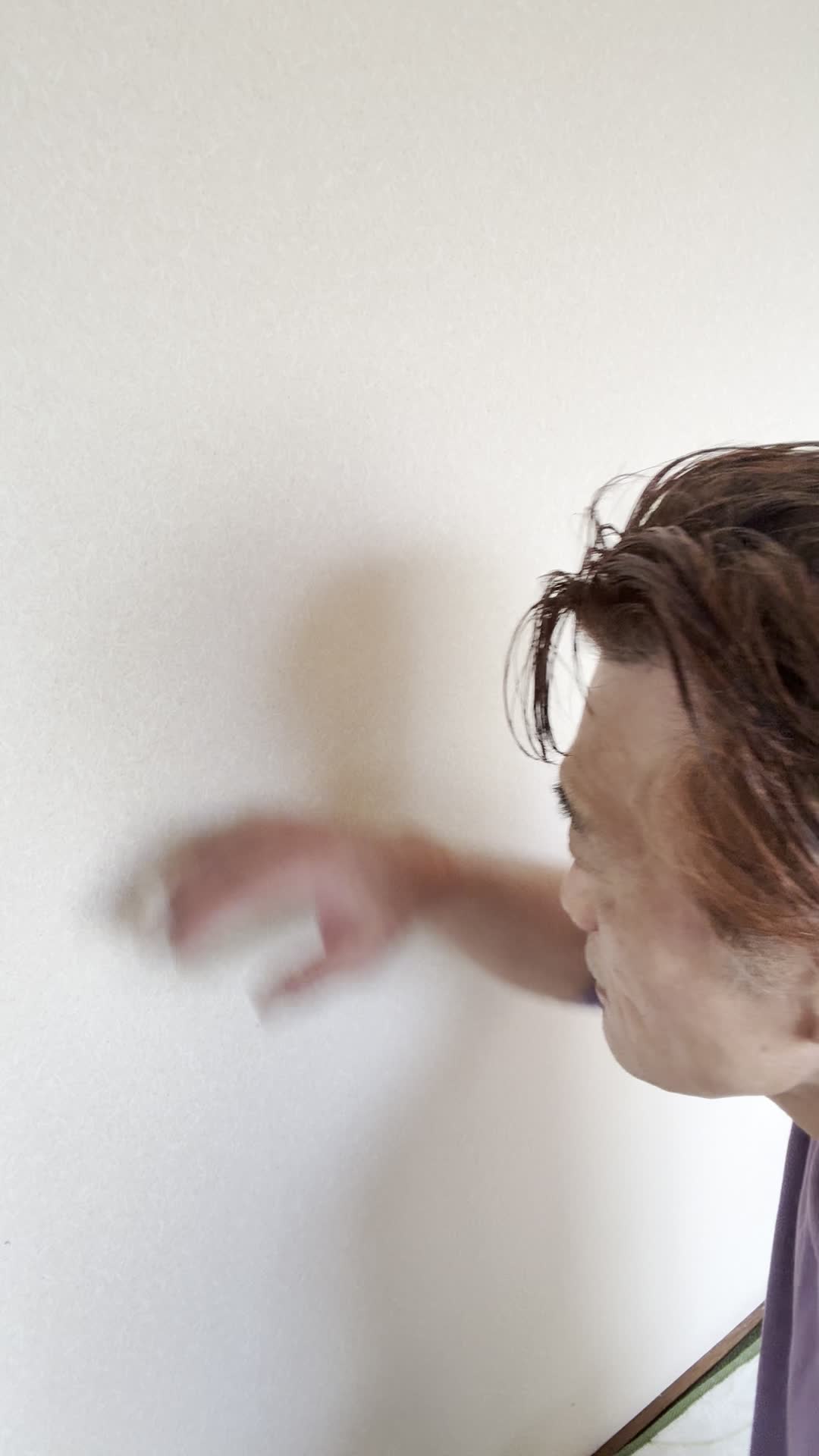 壁に背を預けて静かに目を閉じ、悩みを抱えている仕草をする