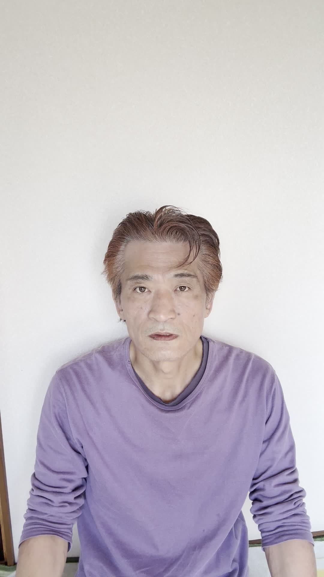 頭に手を当てて深呼吸しながら、冷静さを取り戻している様子を表現する