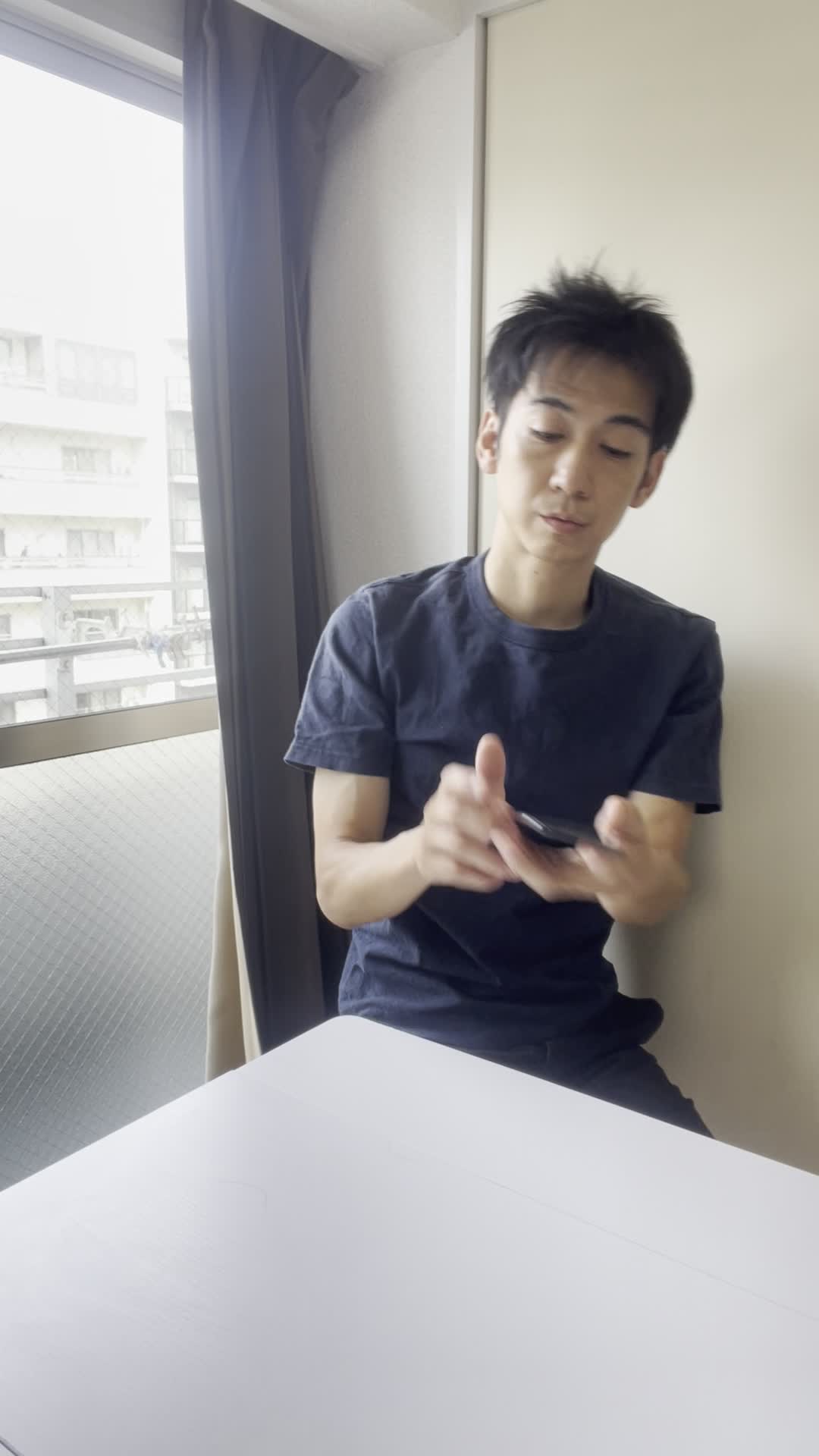 スマホでAGA治療に関する情報を調べている様子を演じる