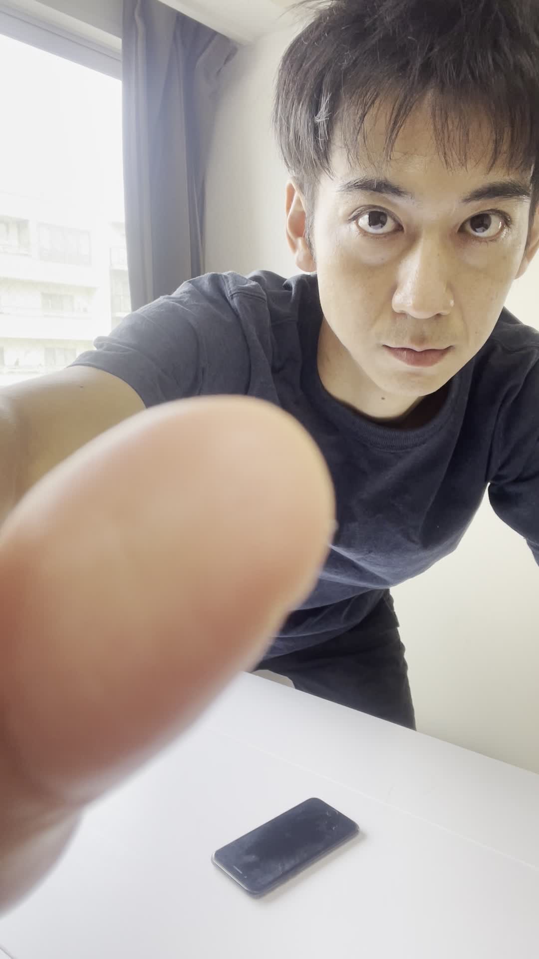 椅子に腰掛け、両手で顔を覆い、悩んでいる様子を表現する